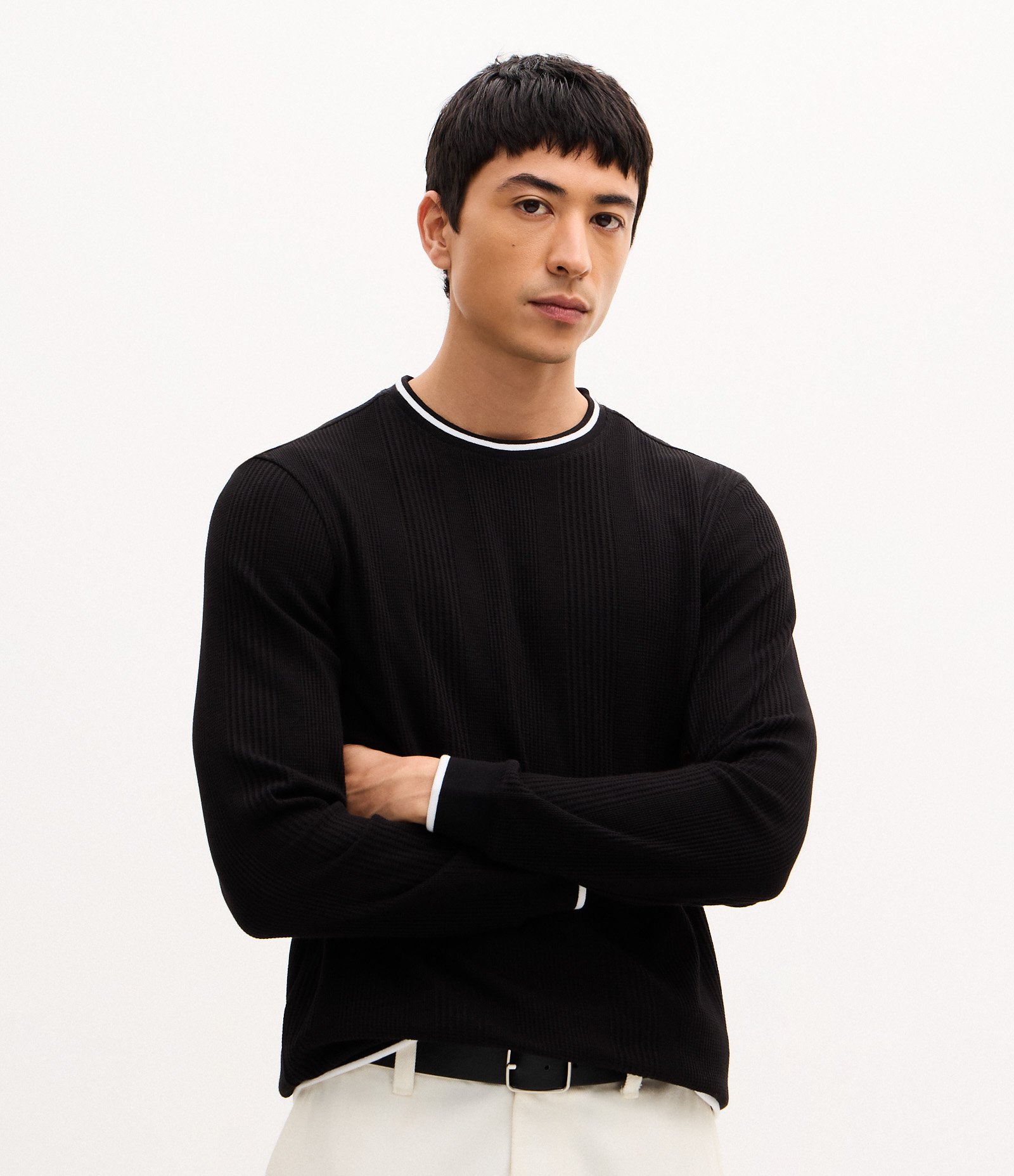 Camiseta Regular com Textura Vertical e Gola Contrastante Preto 1