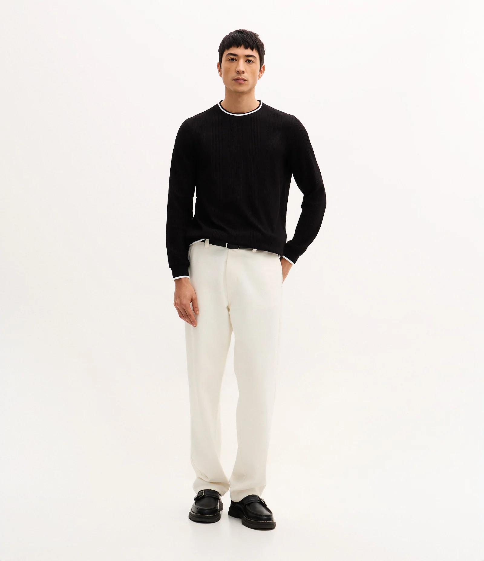 Camiseta Regular com Textura Vertical e Gola Contrastante Preto 2