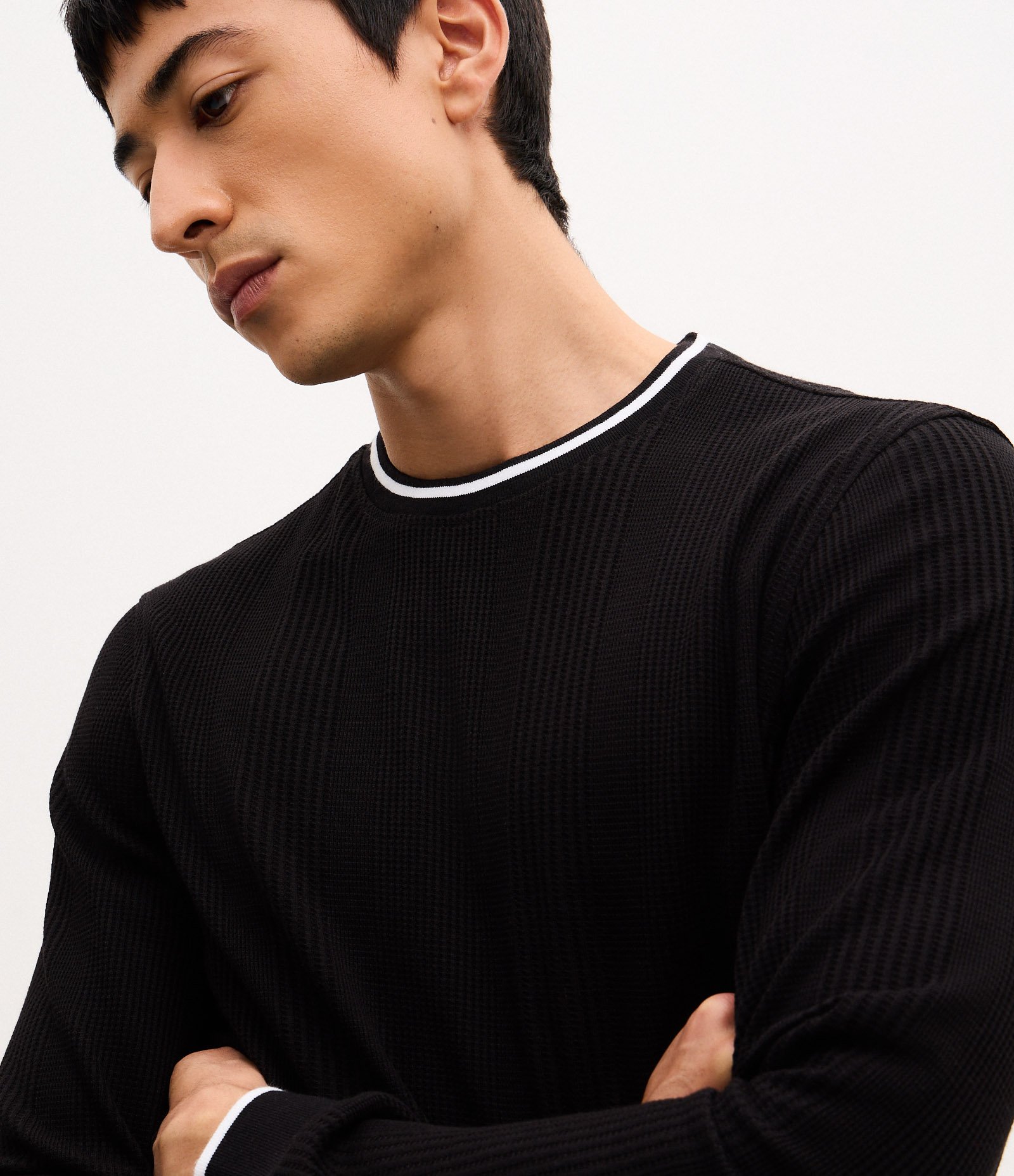 Camiseta Regular com Textura Vertical e Gola Contrastante Preto 3