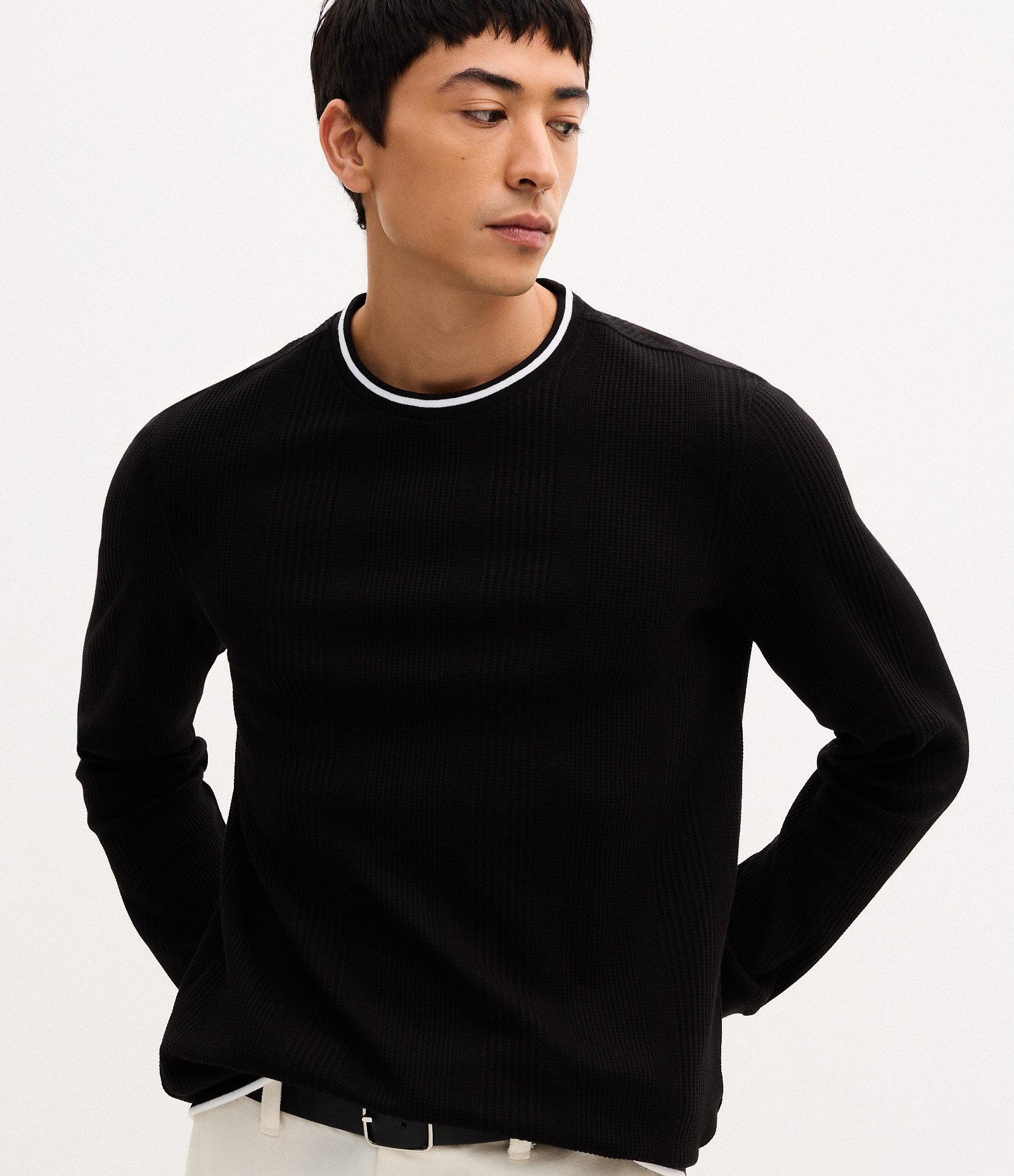 Camiseta Regular com Textura Vertical e Gola Contrastante Preto 4