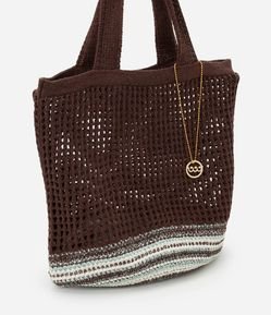 Bolsa Saco em Tricô com Pingente e Detalhes Listrados