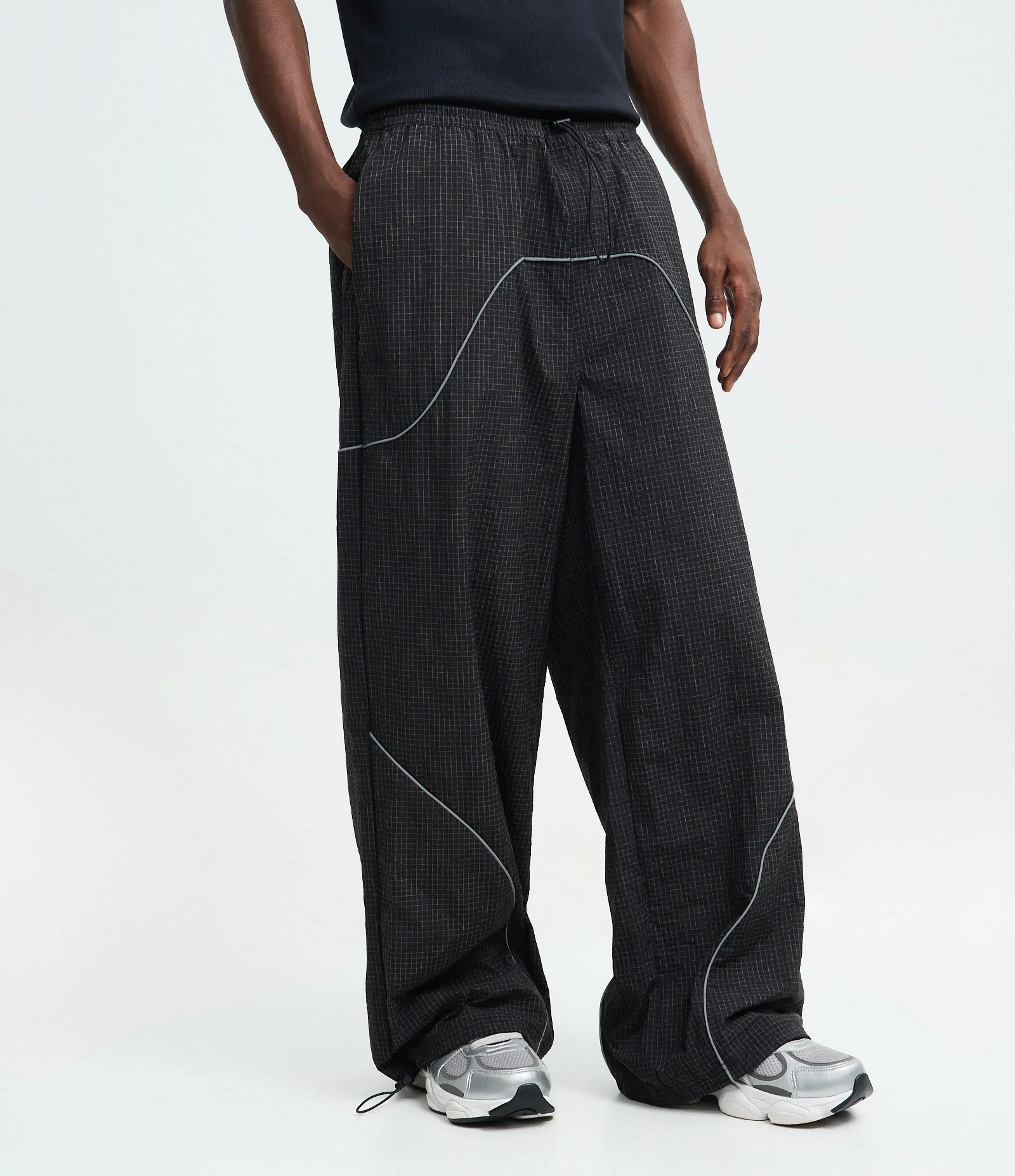 Calça em Microfibra Liso Quadriculado com Painéis Refletivos Preto 2