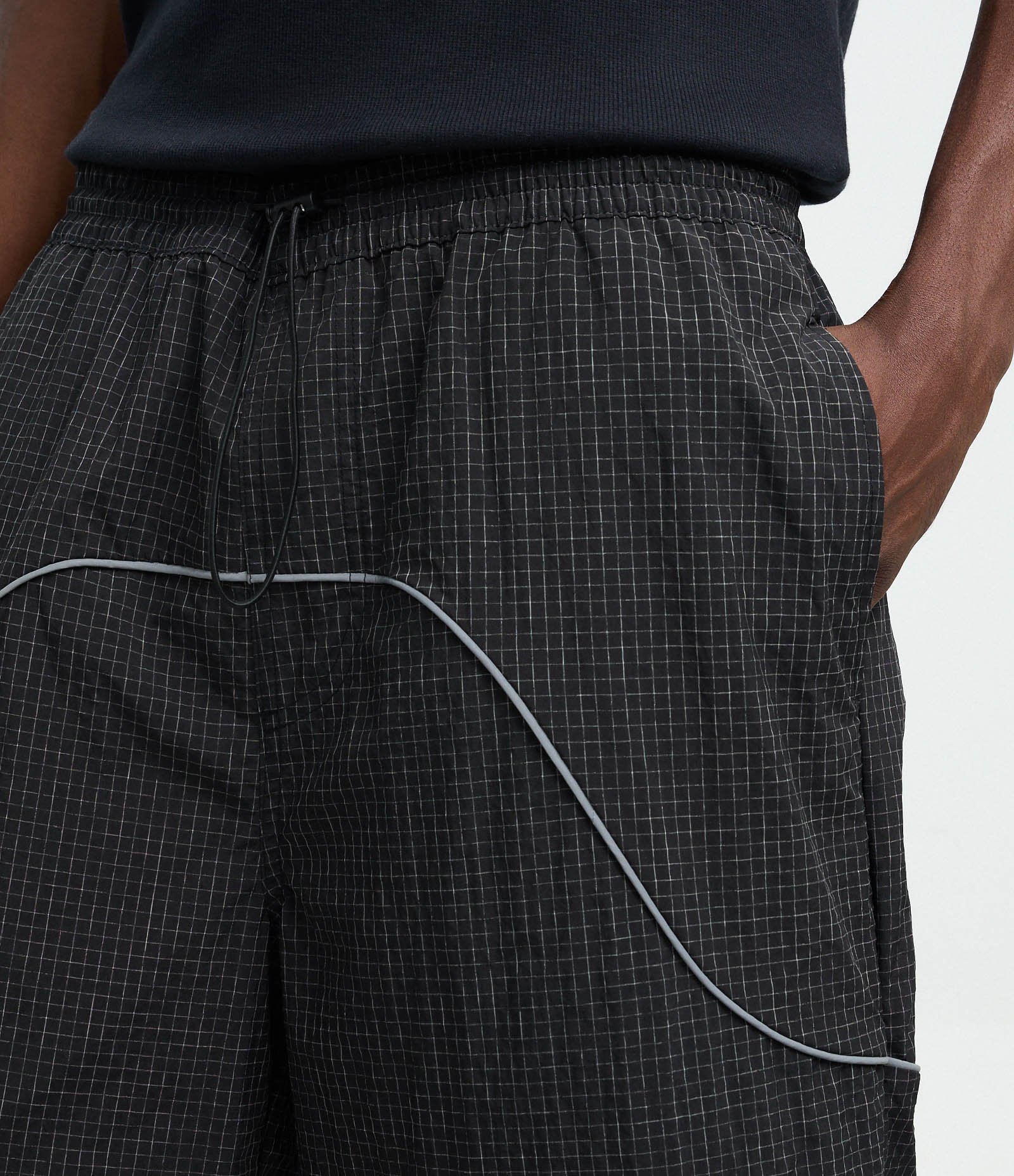 Calça em Microfibra Liso Quadriculado com Painéis Refletivos Preto 3