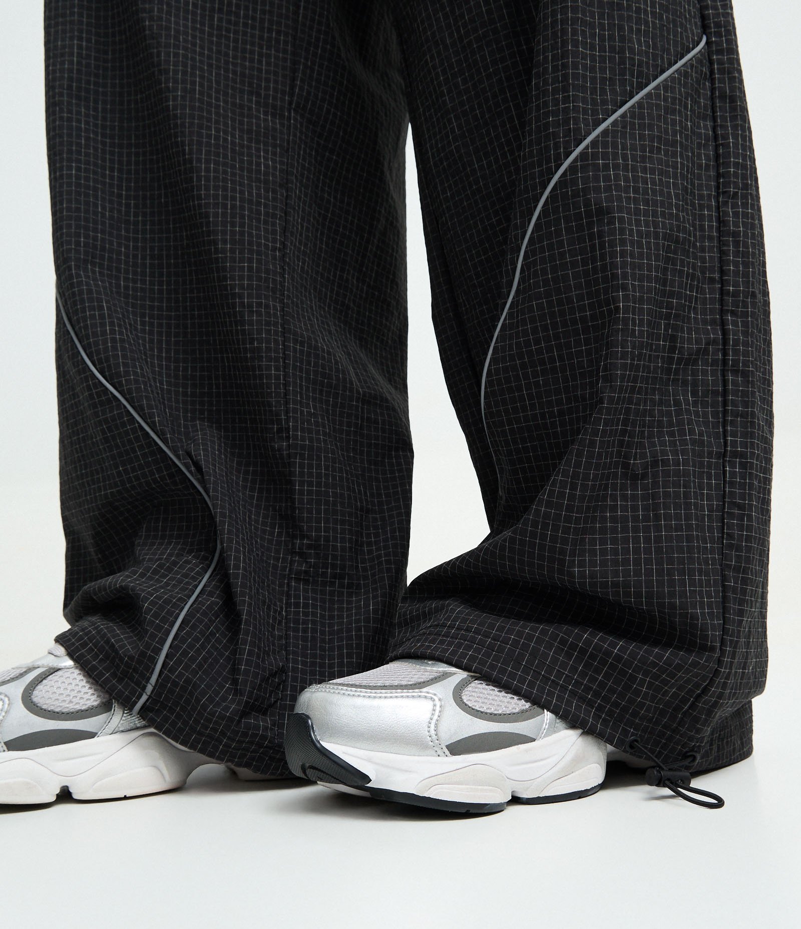 Calça em Microfibra Liso Quadriculado com Painéis Refletivos Preto 4