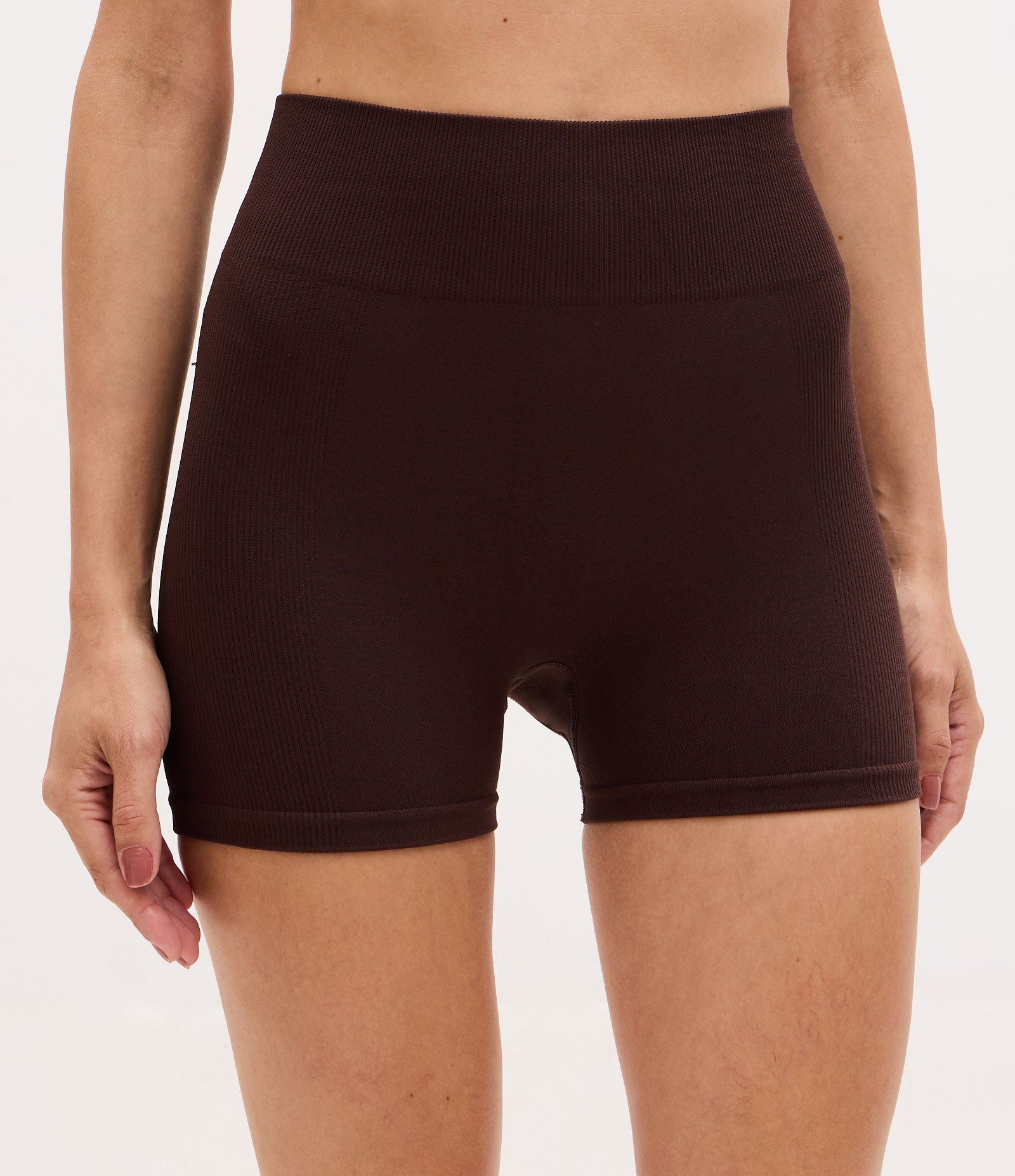 Bermuda Esportiva em Poliamida Seamless com lateral Canelada Marrom 2