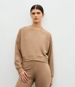 Blusão Esportivo com Manga Raglan e Bordado Discreto