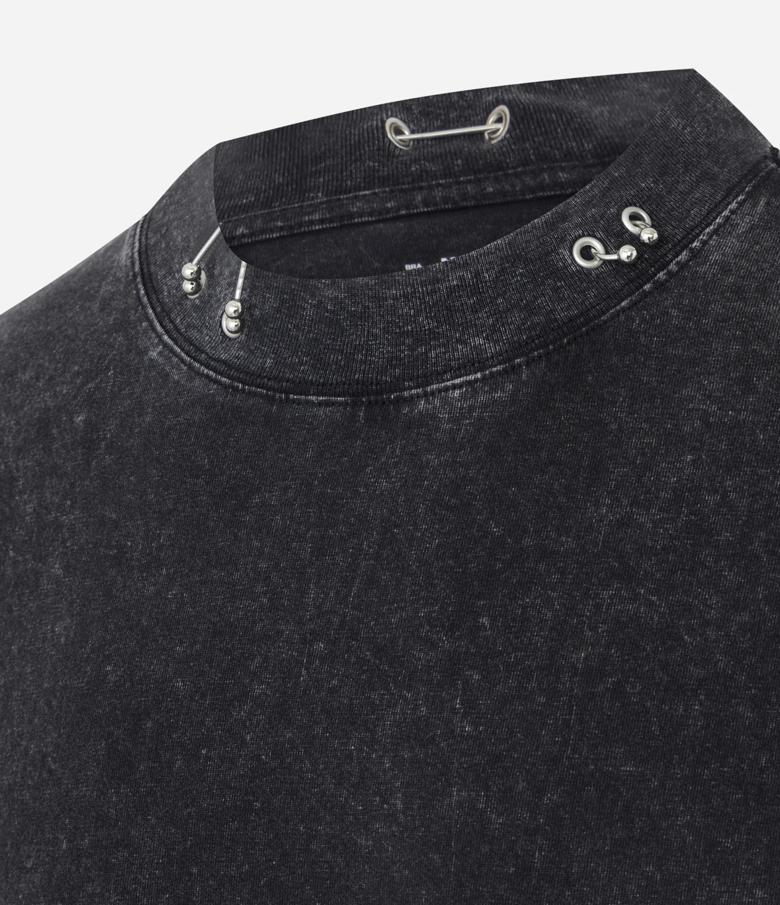 Camiseta em Algodão com Estampa Lettering Piercing e Gola Alta Preto 2