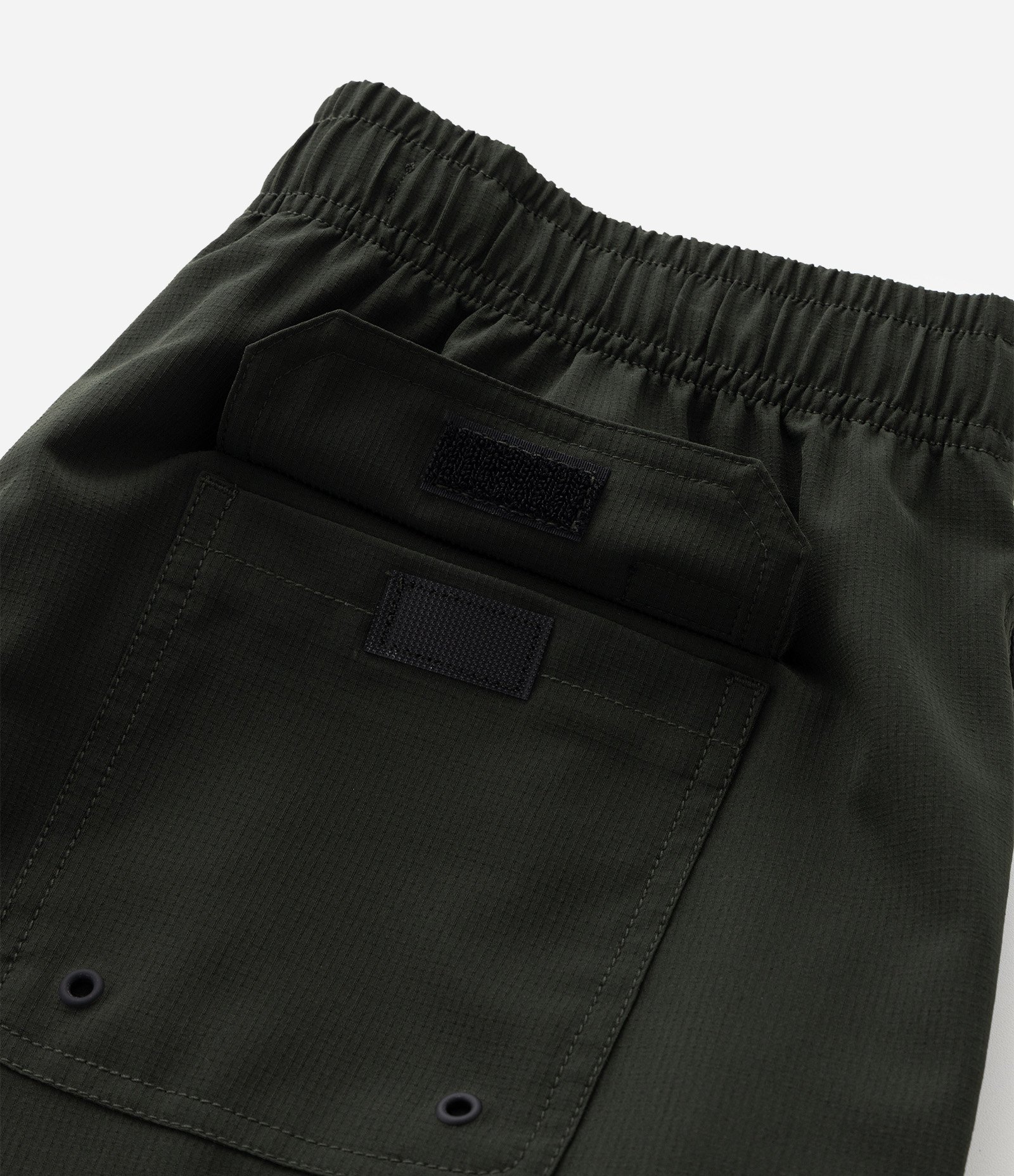 Bermuda Cargo Reta em Ripstop com Bolso Lateral Verde Escuro 10