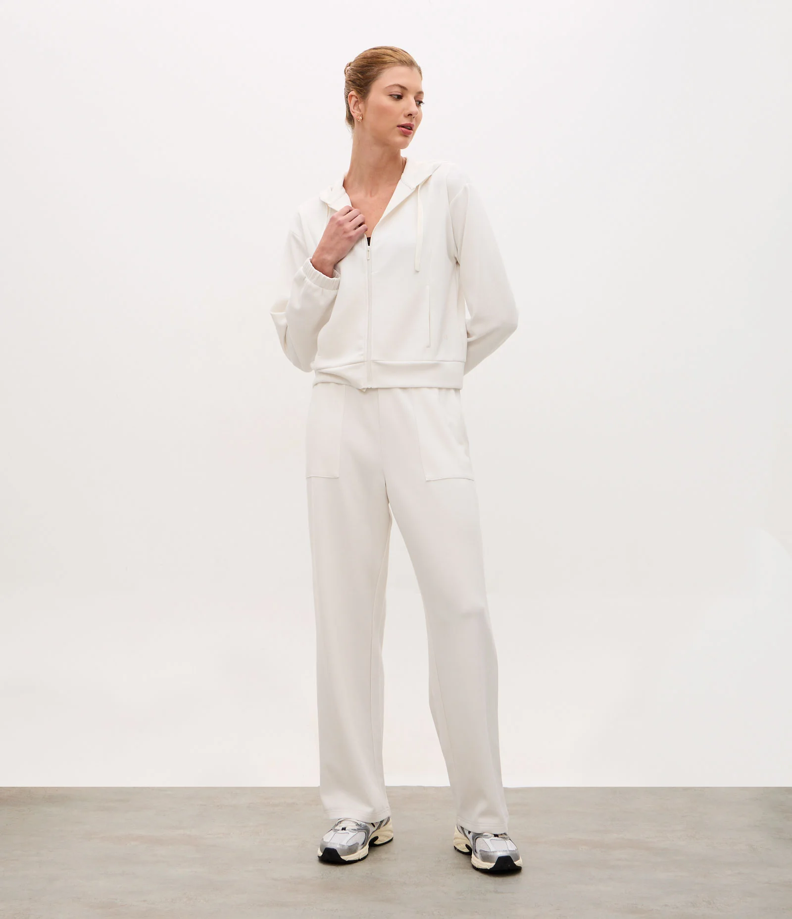 Jaqueta Esportiva Regular em Modal com Capuz Off White 2