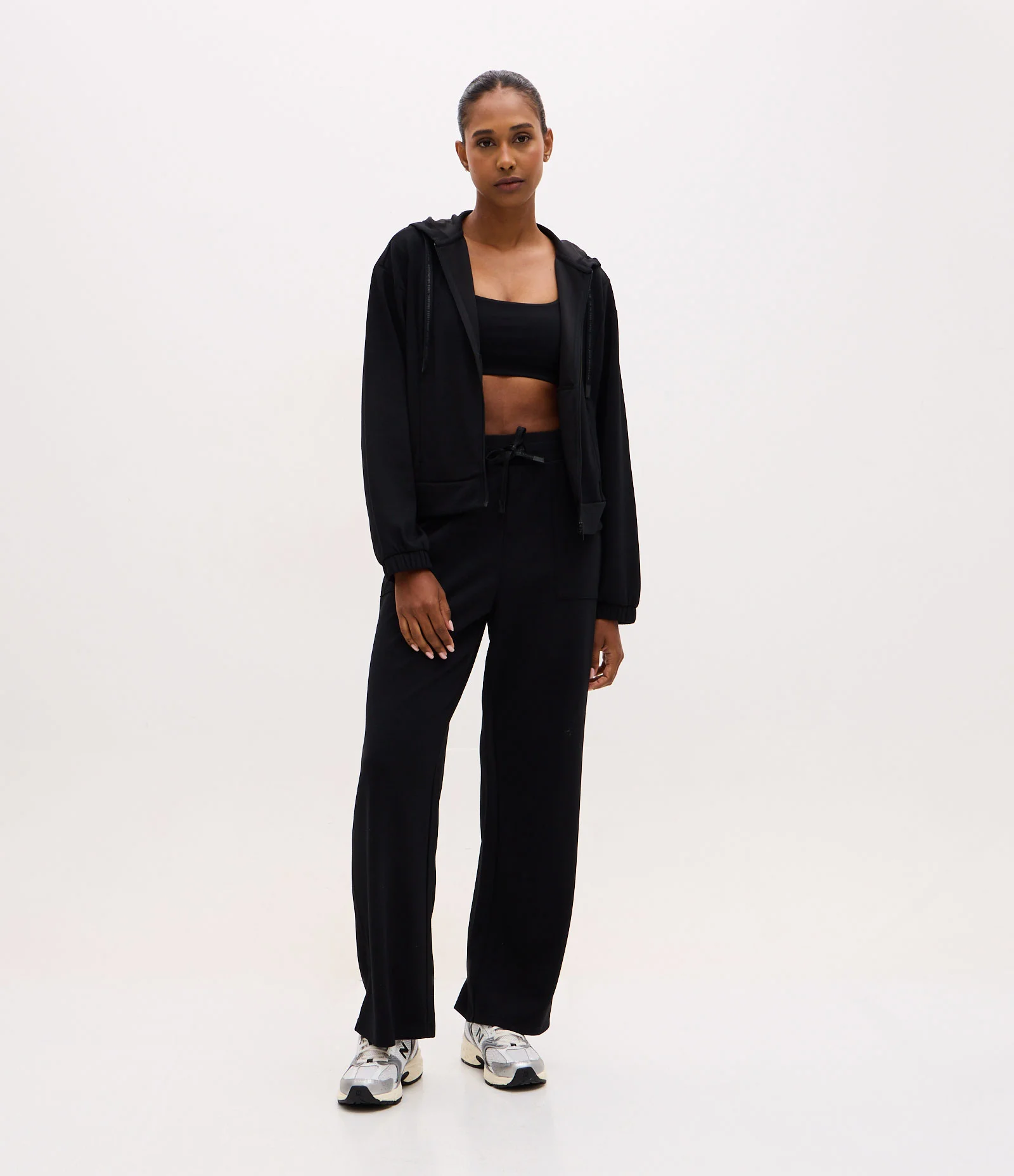 Jaqueta Esportiva Regular em Modal com Capuz Preto 2