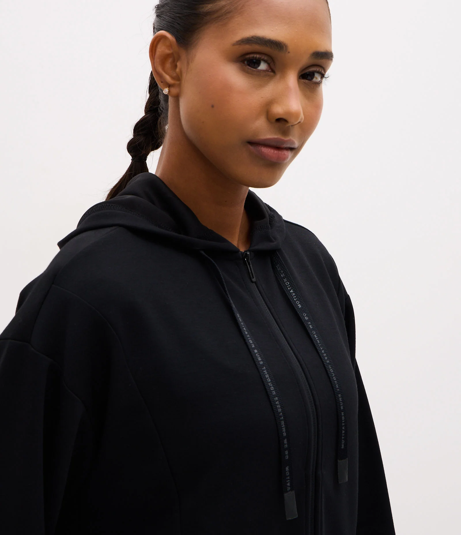 Jaqueta Esportiva Regular em Modal com Capuz Preto 3