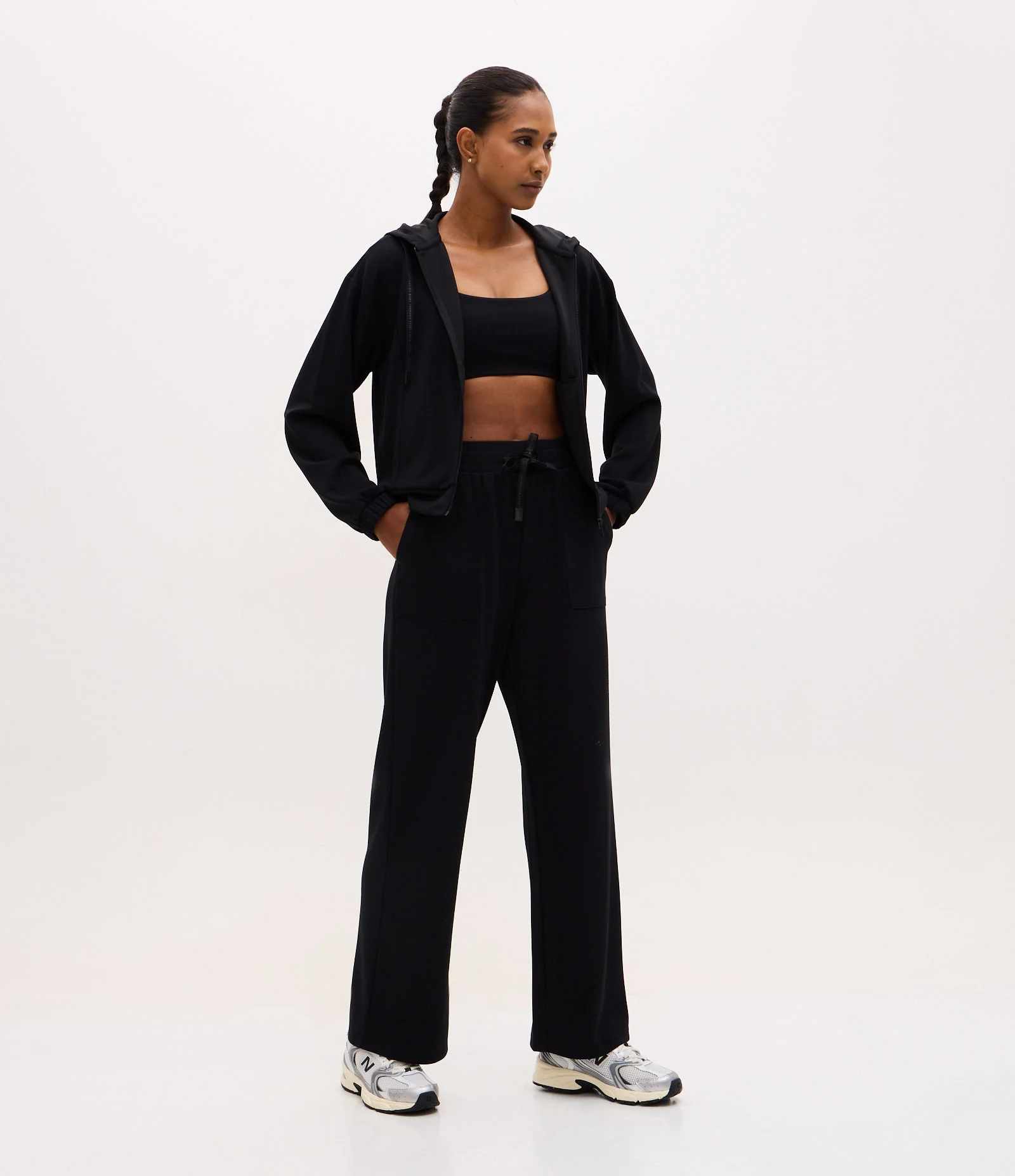 Calça Reta Esportiva em Modal com Bolsos Preto 1