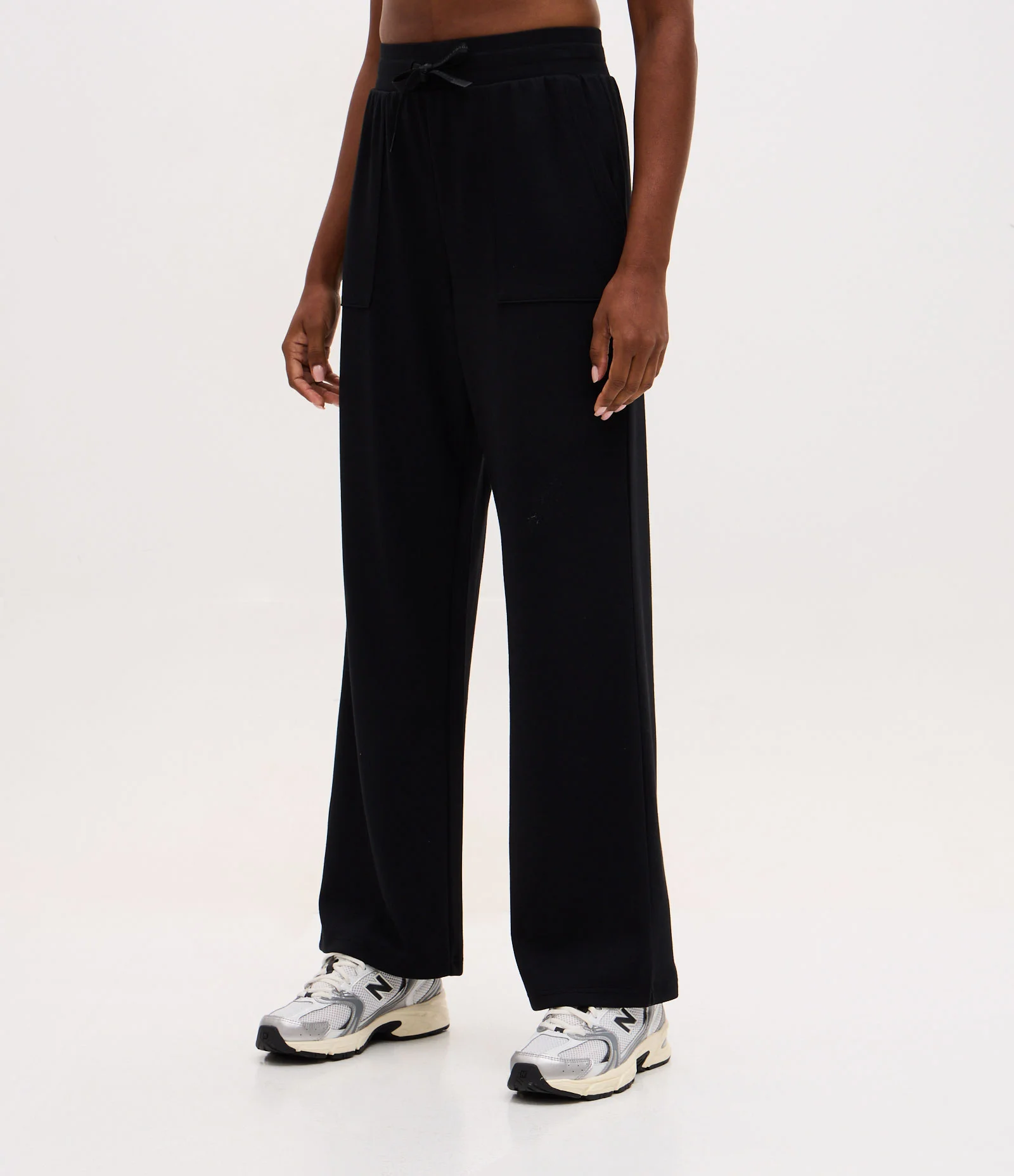 Calça Reta Esportiva em Modal com Bolsos Preto 2