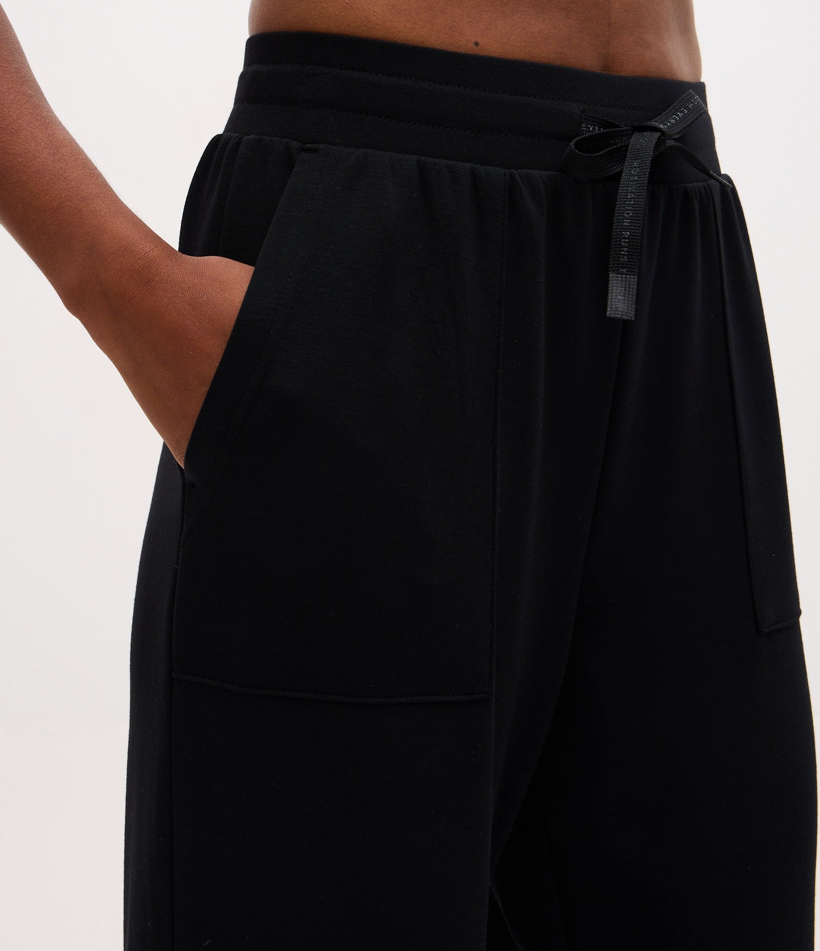 Calça Reta Esportiva em Modal com Bolsos Preto 3