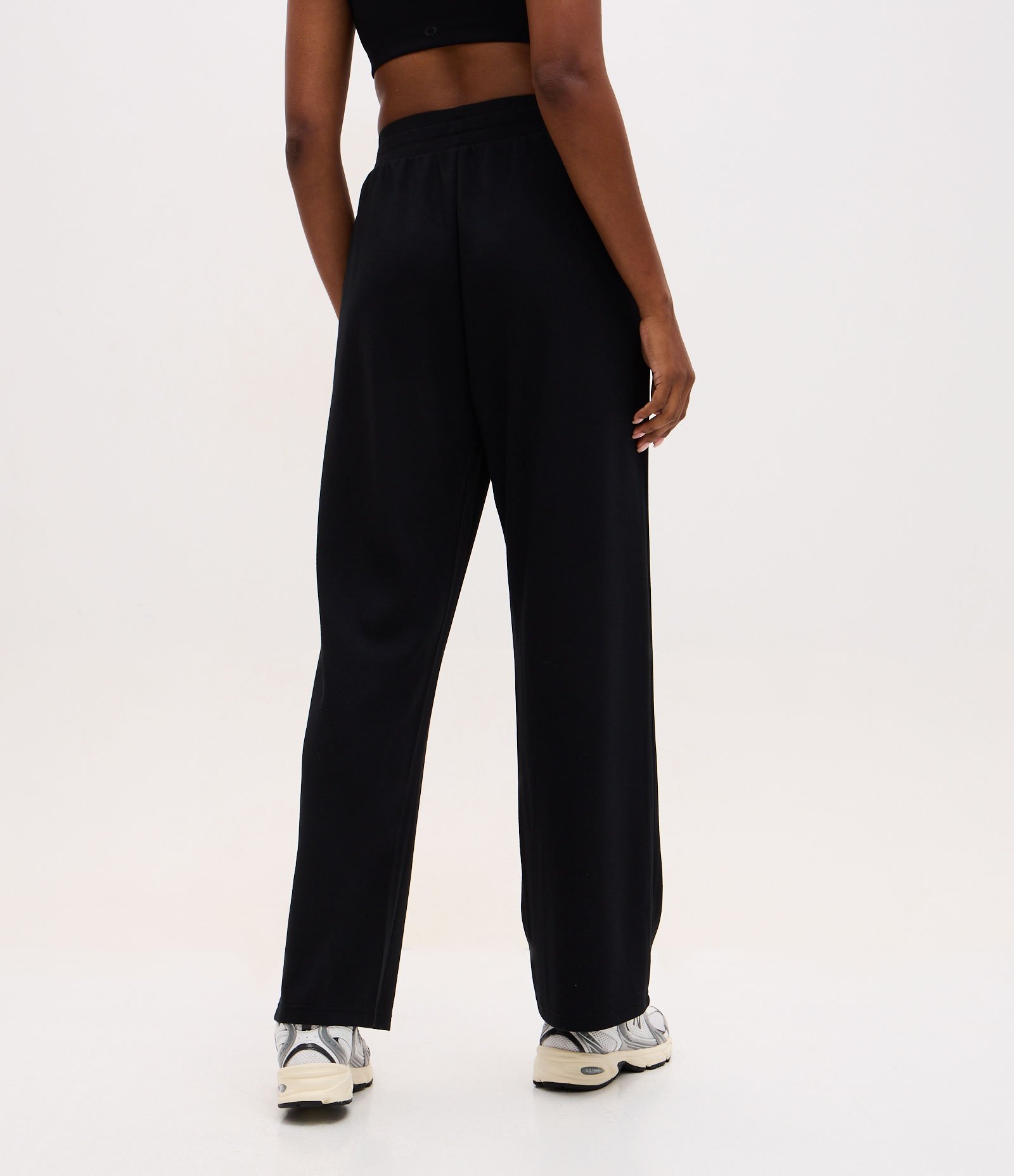 Calça Reta Esportiva em Modal com Bolsos Preto 4