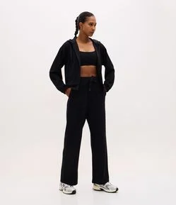 Calça Reta Esportiva em Modal com Bolsos