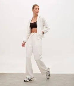 Calça Reta Esportiva em Modal com Bolsos