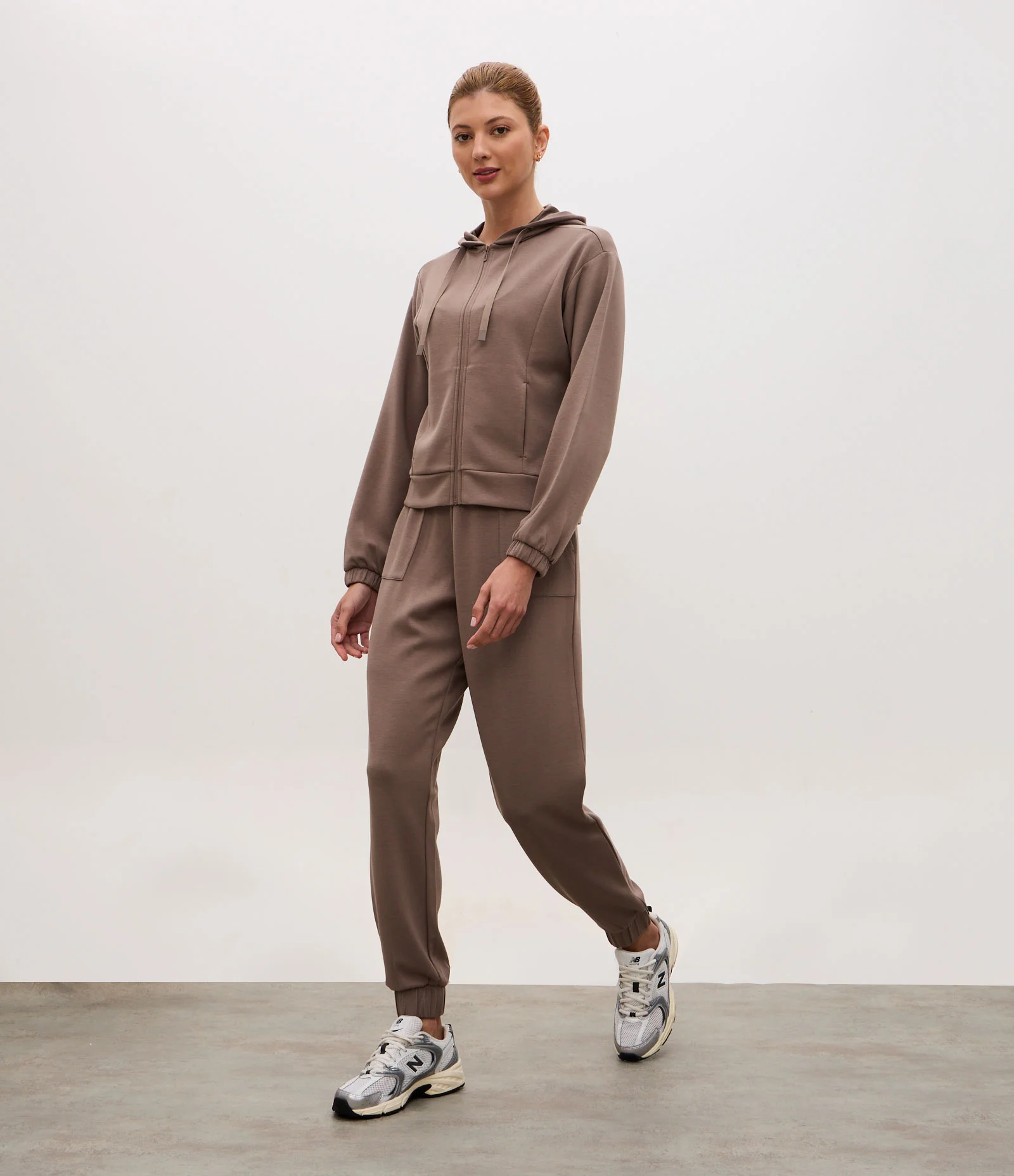 Jaqueta Esportiva Regular em Modal com Capuz Marrom 2