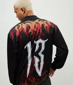 Camiseta Boxy Manga Longa Estampa Chamas e Lettering Sinner