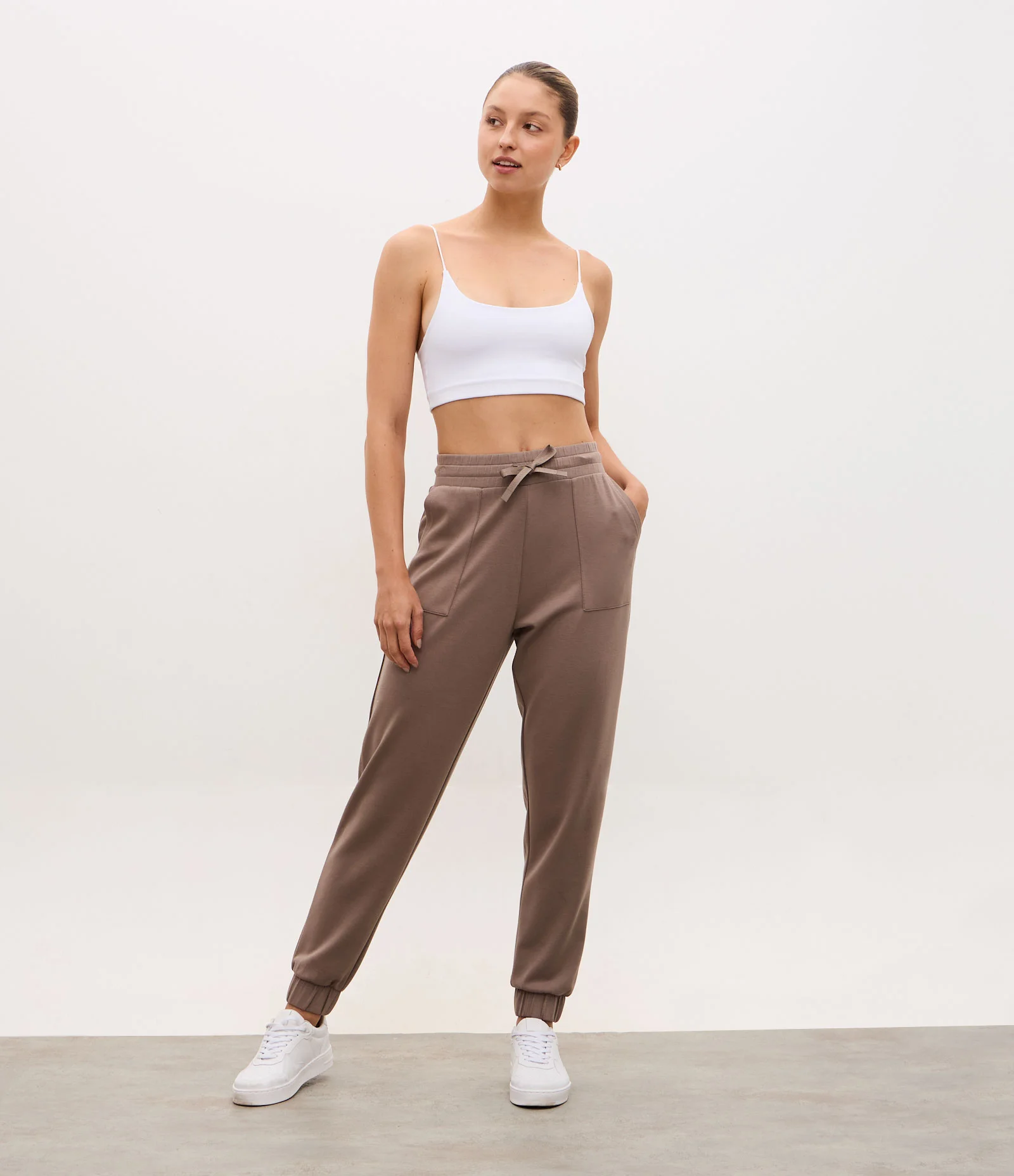 Calça Jogger Esportiva em Modal com Bolsos Marrom 1