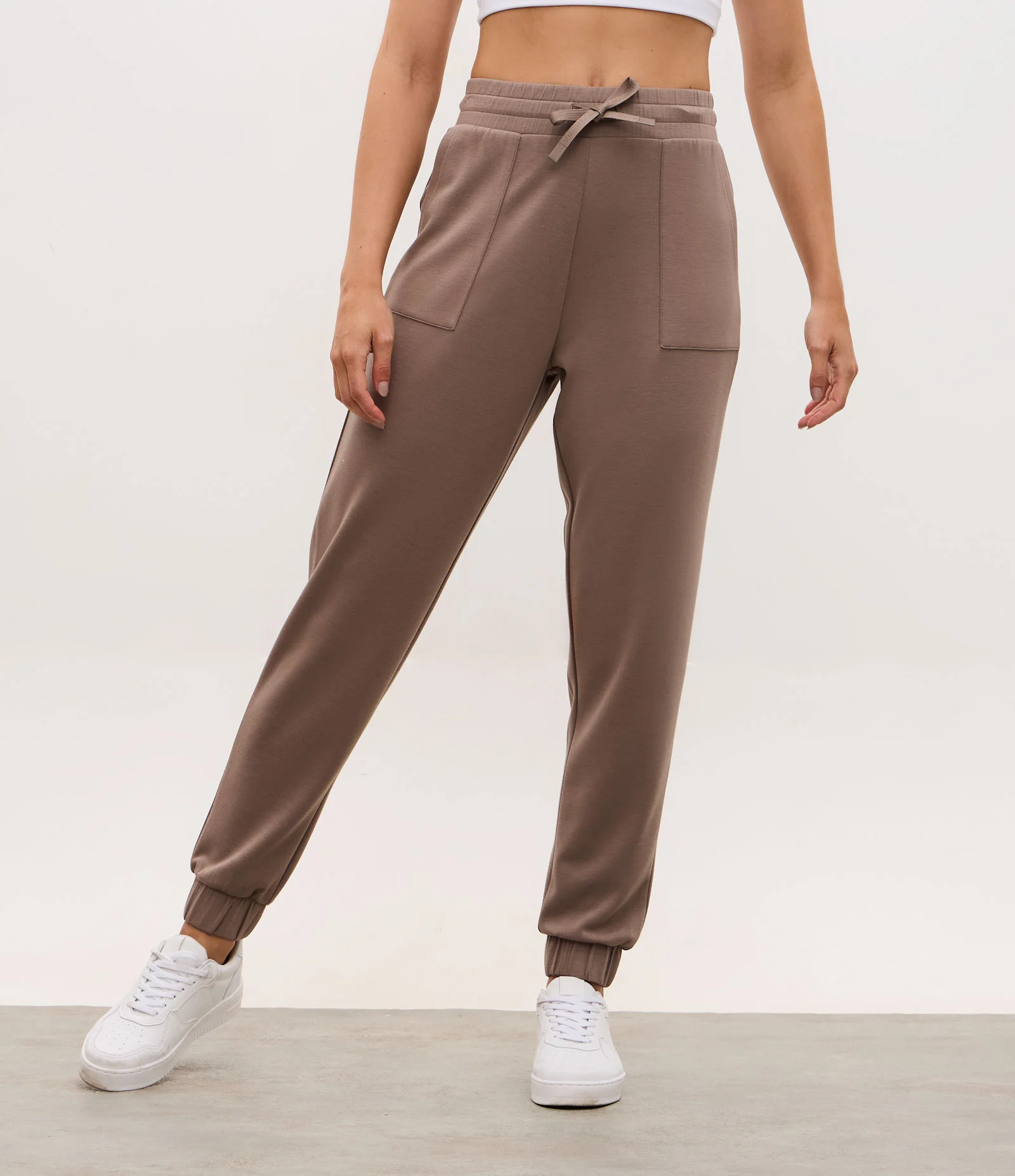 Calça Jogger Esportiva em Modal com Bolsos Marrom 2