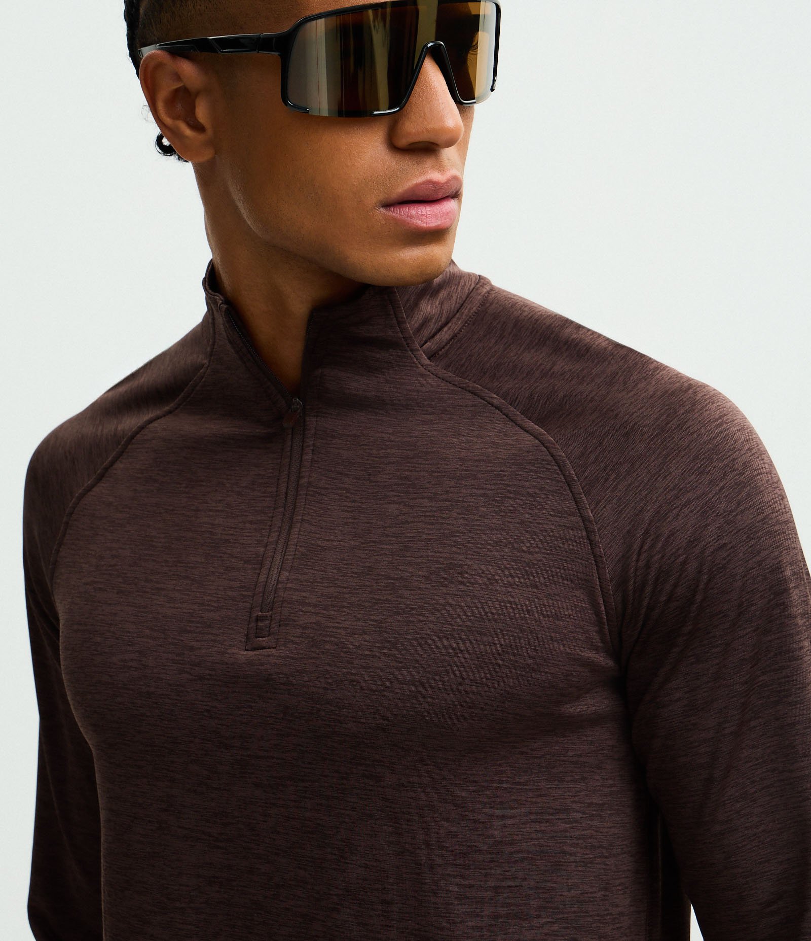 Camiseta Térmica Esportiva com Zíper na Gola e Recortes Marrom 4