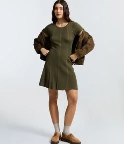 Vestido em Tricô Ajustado com Manga Curta Canelada