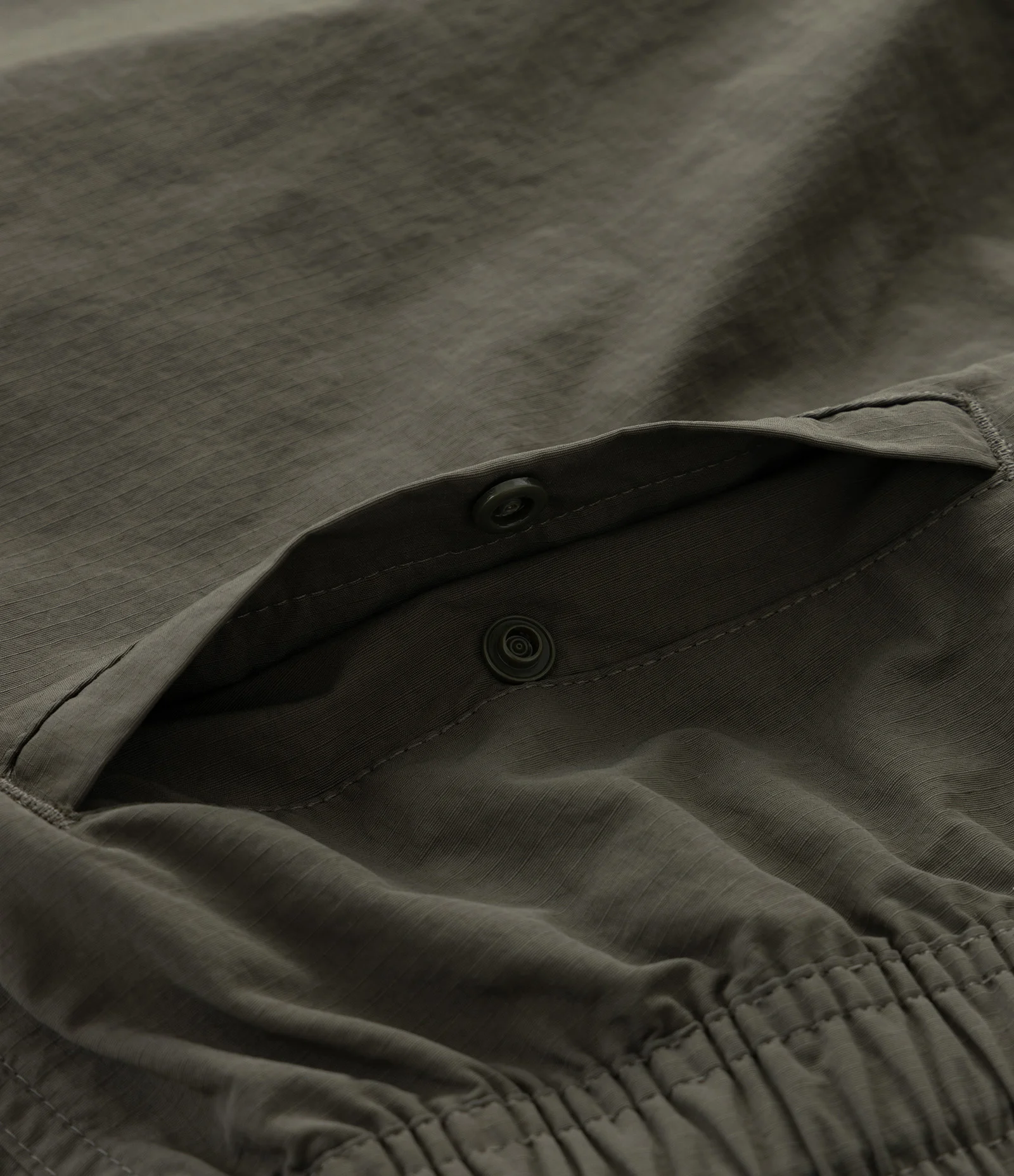 Bermuda Cargo em Tecido Tecnológico Lisa com Cós Elástico e Cinto Verde 8