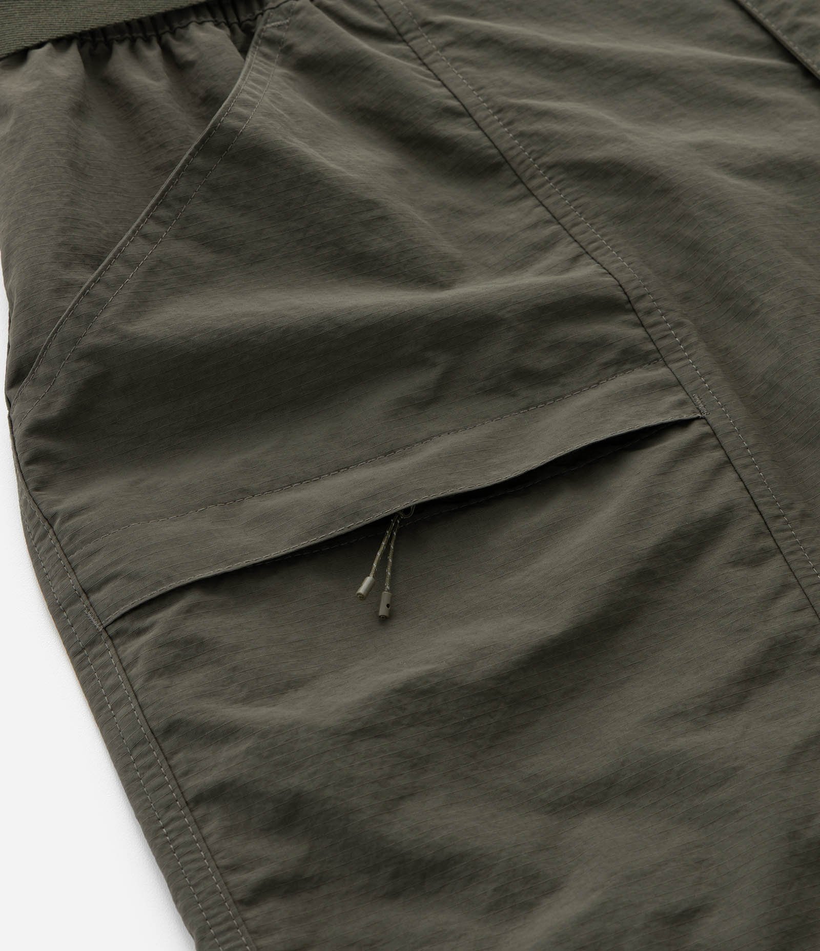 Bermuda Cargo em Tecido Tecnológico Lisa com Cós Elástico e Cinto Verde 9