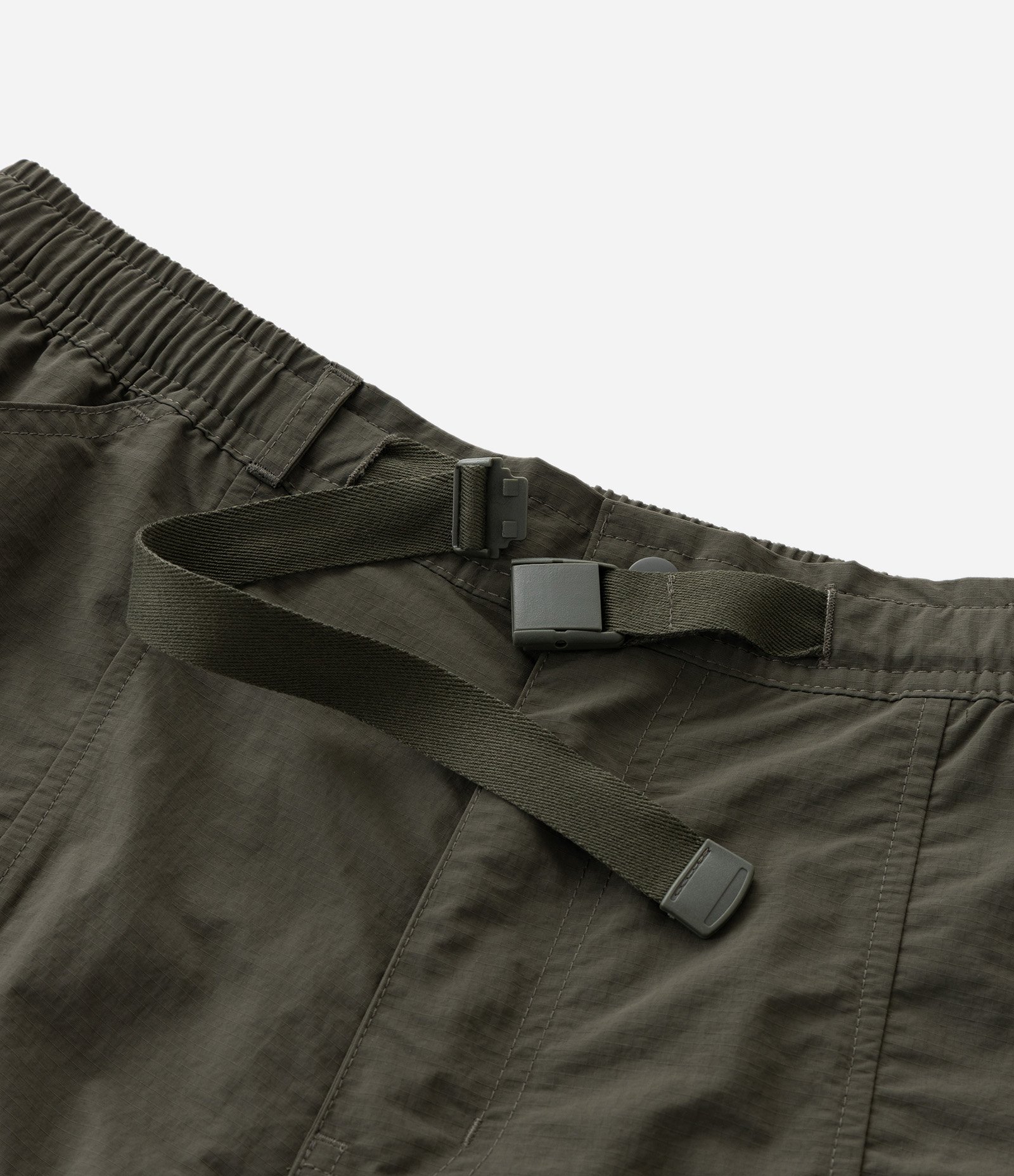 Bermuda Cargo em Tecido Tecnológico Lisa com Cós Elástico e Cinto Verde 10