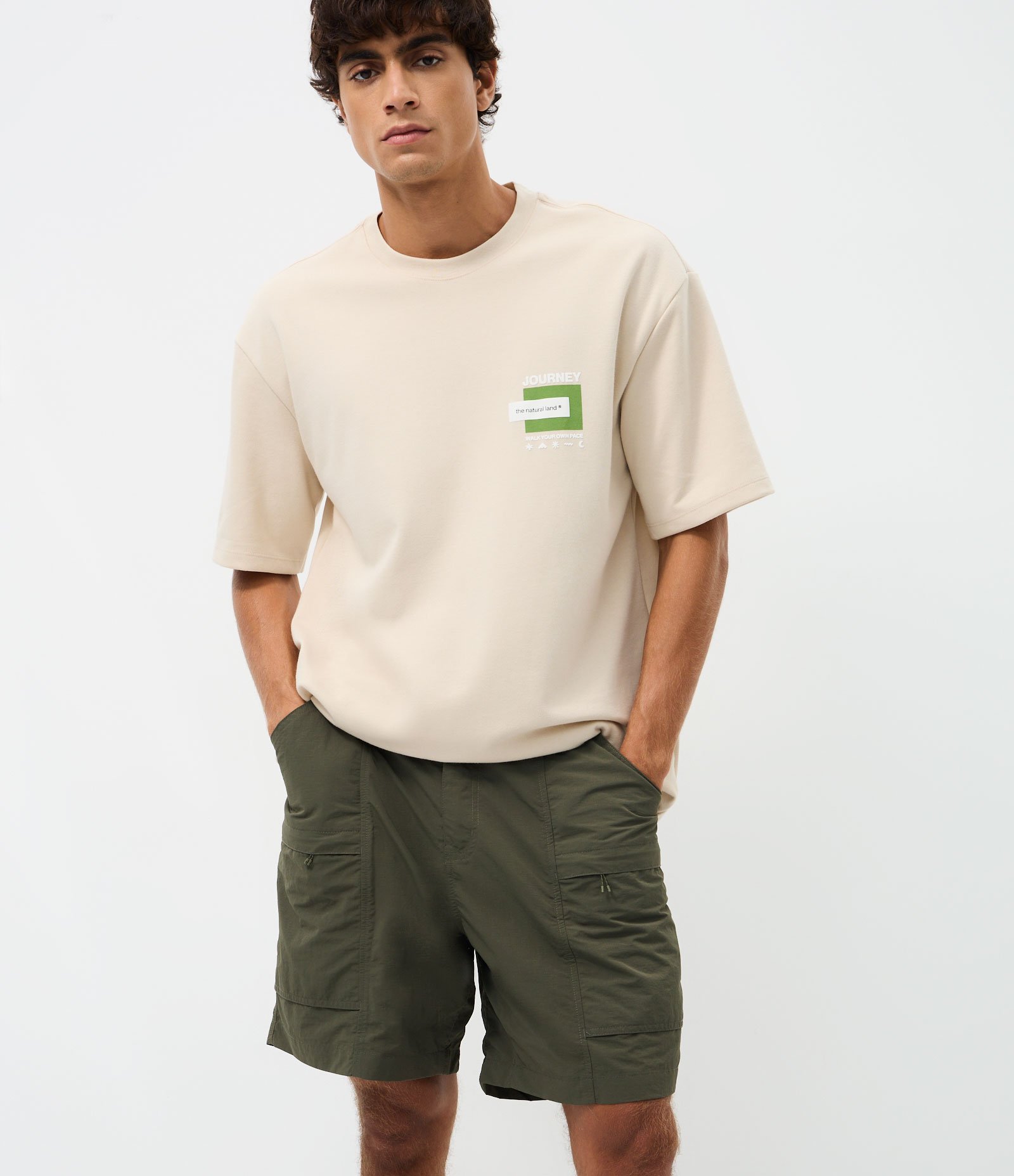 Bermuda Cargo em Tecido Tecnológico Lisa com Cós Elástico e Cinto Verde 1