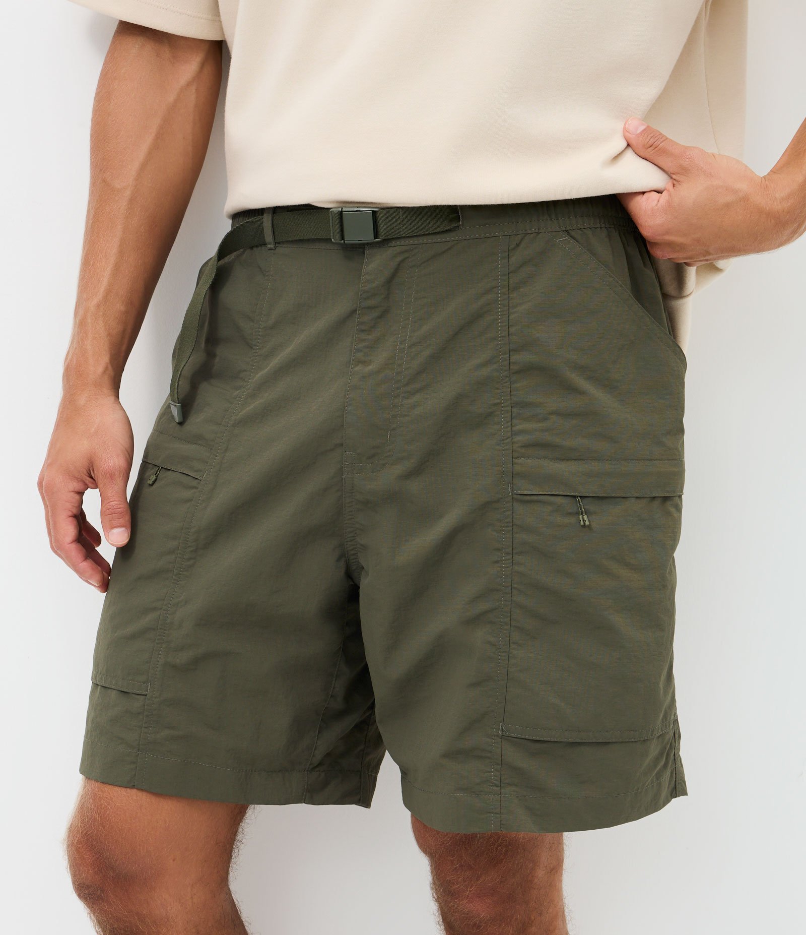 Bermuda Cargo em Tecido Tecnológico Lisa com Cós Elástico e Cinto Verde 2