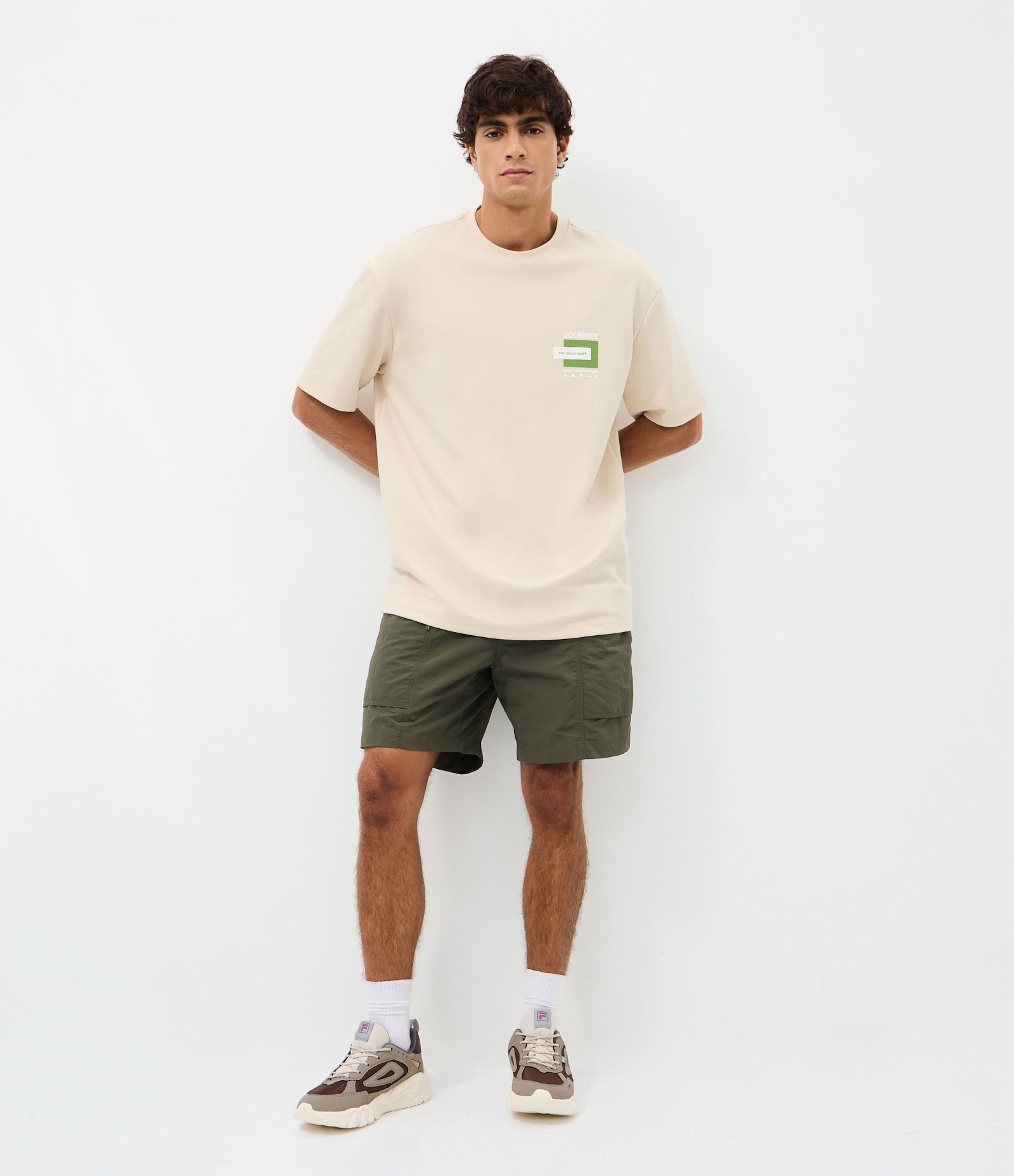 Bermuda Cargo em Tecido Tecnológico Lisa com Cós Elástico e Cinto Verde 3