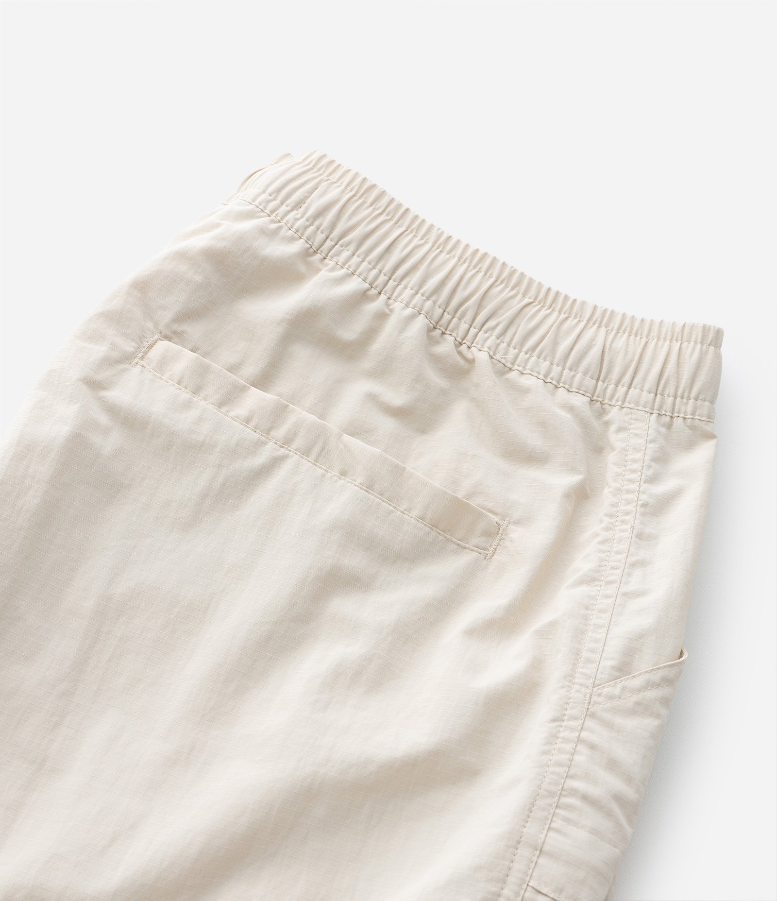 Bermuda Cargo em Tecido Tecnológico Lisa com Cós Elástico e Cinto Bege 4
