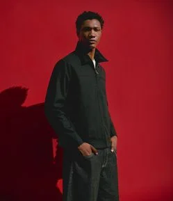 Jaqueta Trucker em Sarja com Gola de Veludo Contrastante e Bolsos