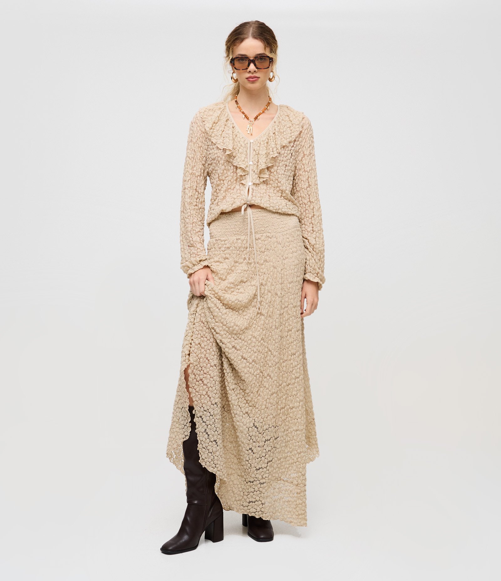 Saia Midi em Renda Texturizada com Barra Assimétrica Bege Claro 1