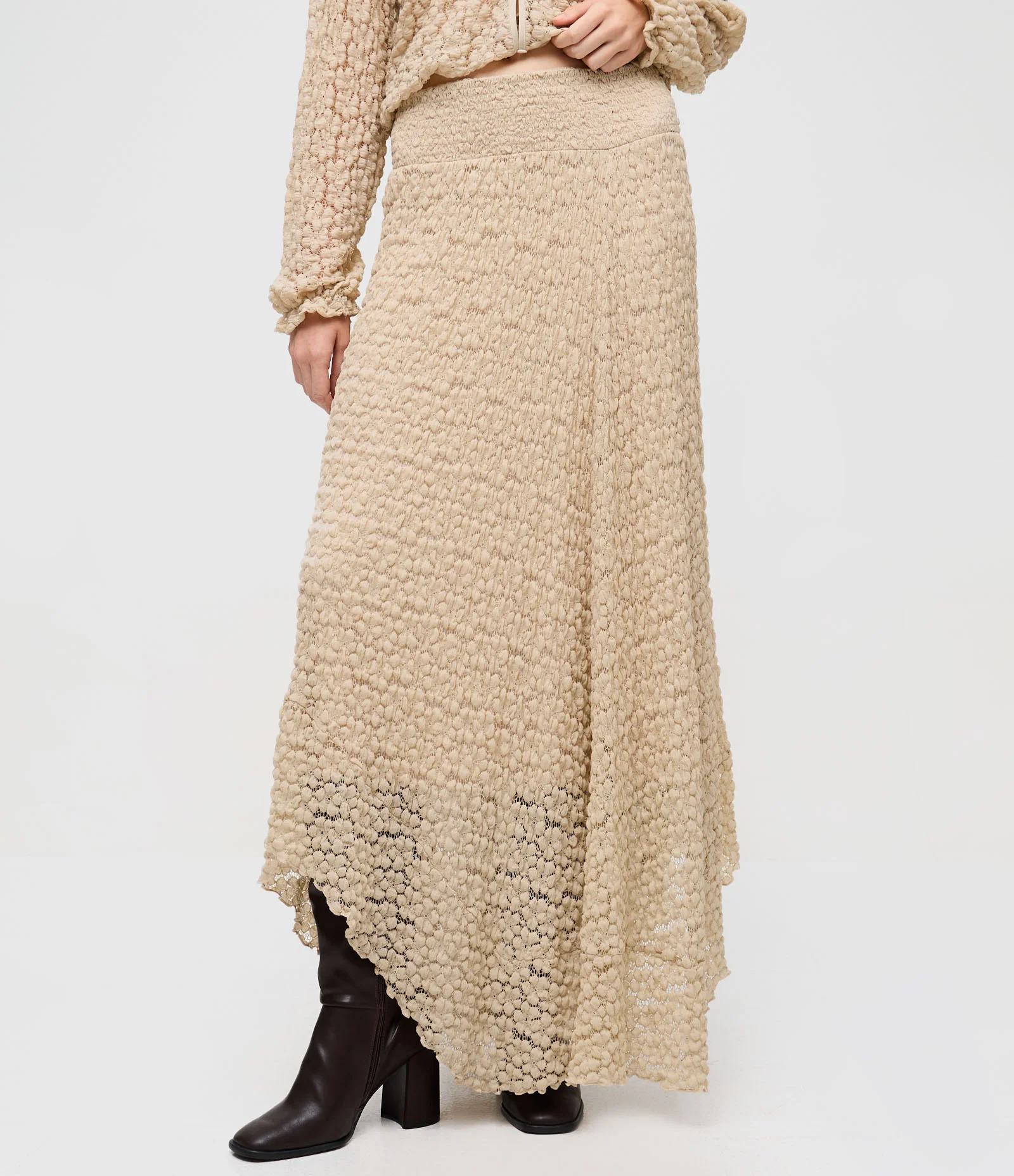 Saia Midi em Renda Texturizada com Barra Assimétrica Bege Claro 2