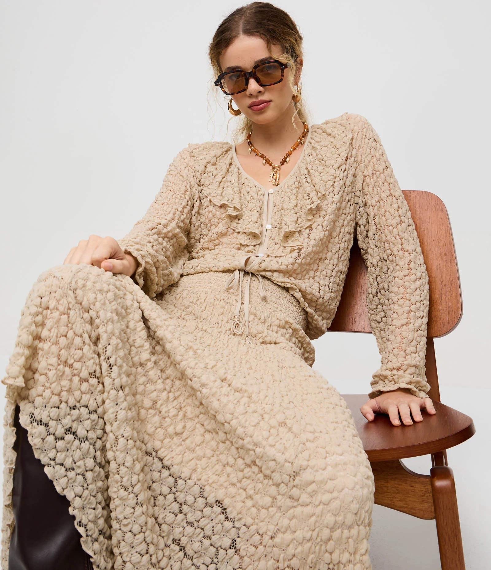 Saia Midi em Renda Texturizada com Barra Assimétrica Bege Claro 3