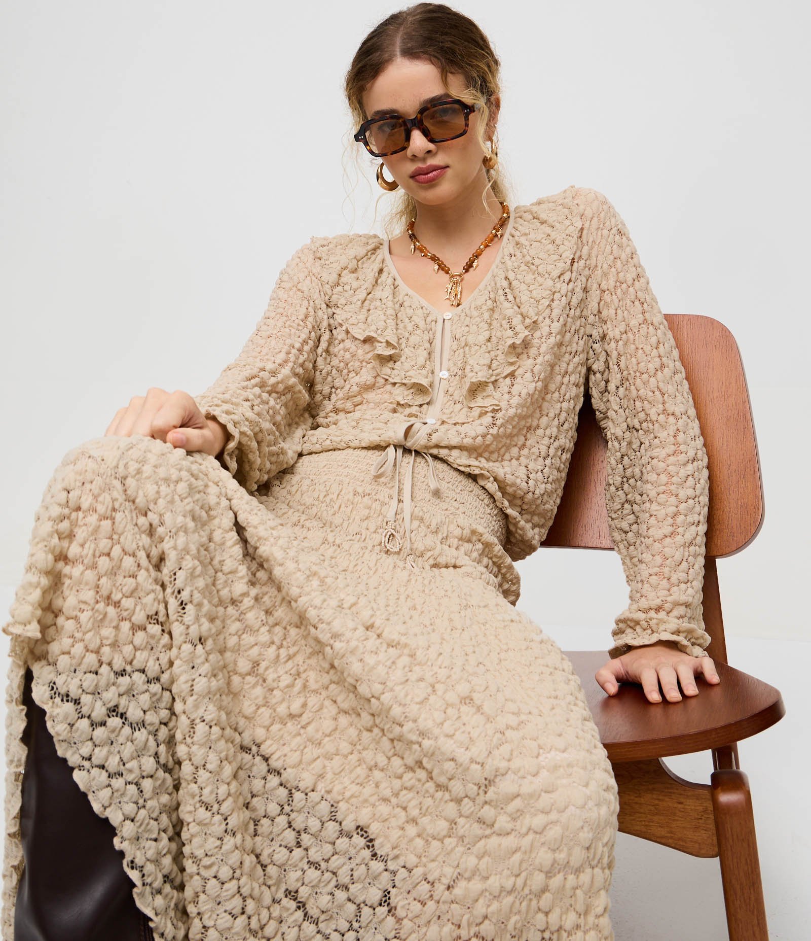 Saia Midi em Renda Texturizada com Barra Assimétrica Bege Claro 5