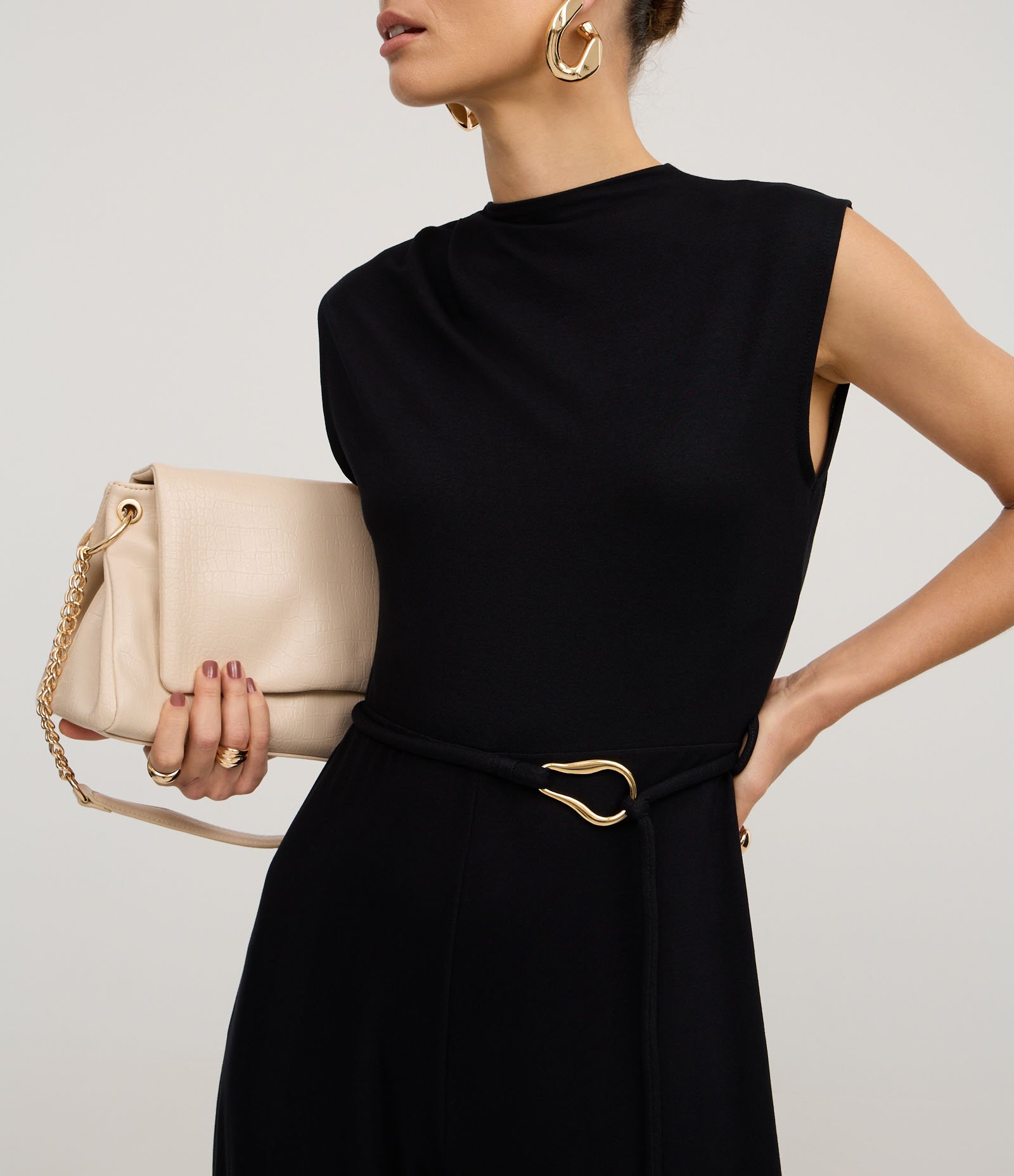 Macacão em Orly com Passantes e Cinto Afivelado Preto 4