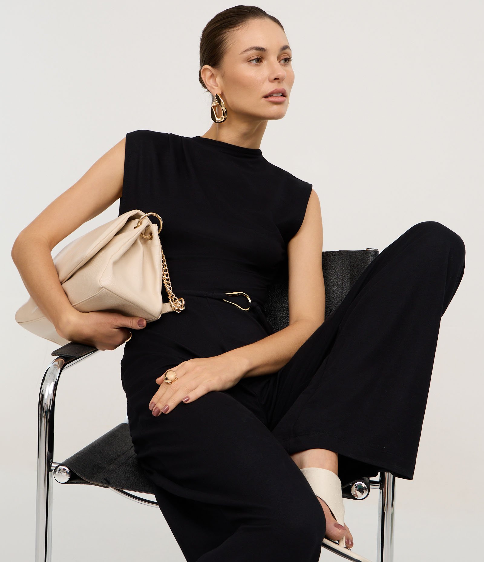 Macacão em Orly com Passantes e Cinto Afivelado Preto 5