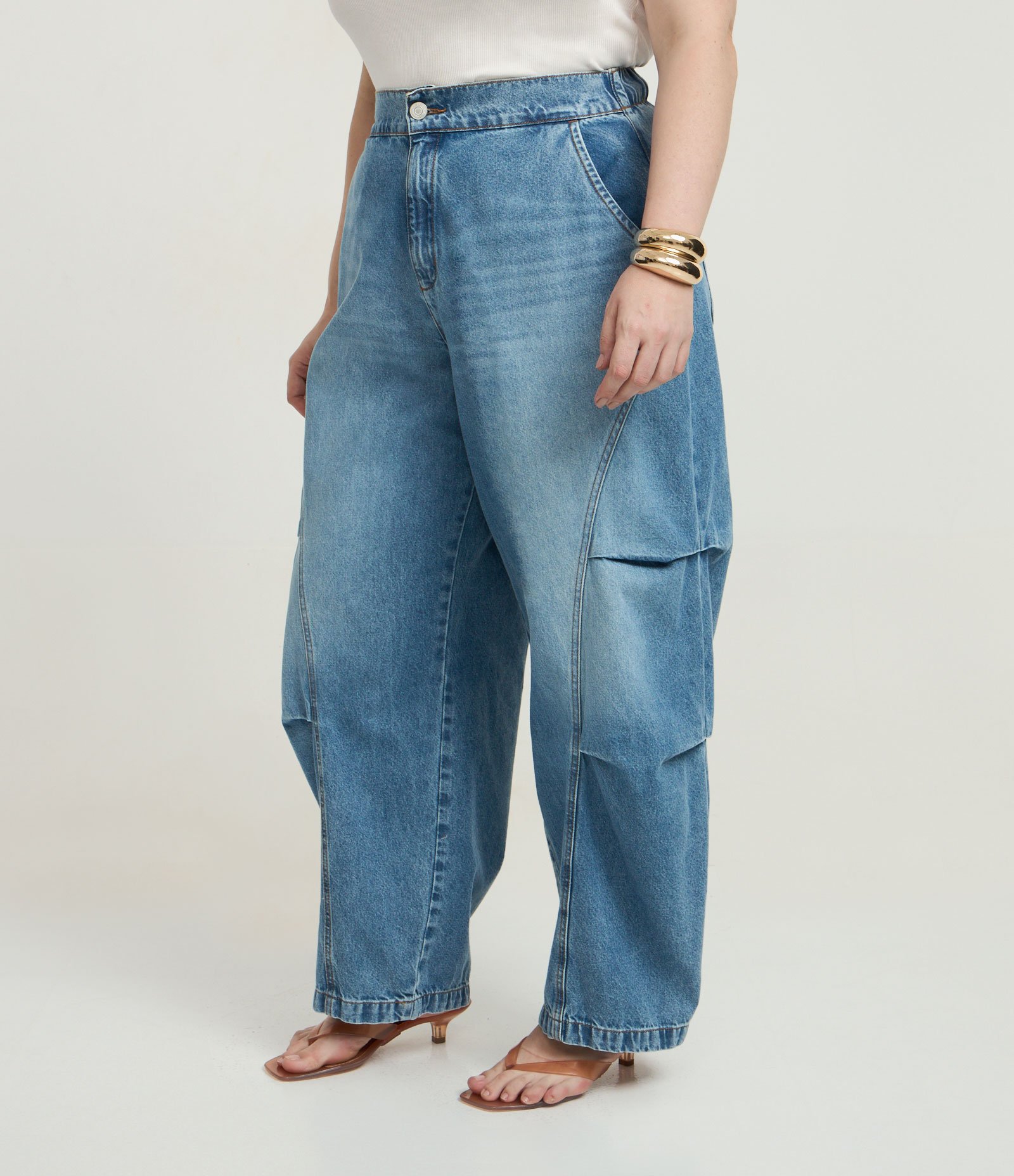 Calça Barrel em Jeans com Pregas e Recortes Curve & Plus Size Médio 2
