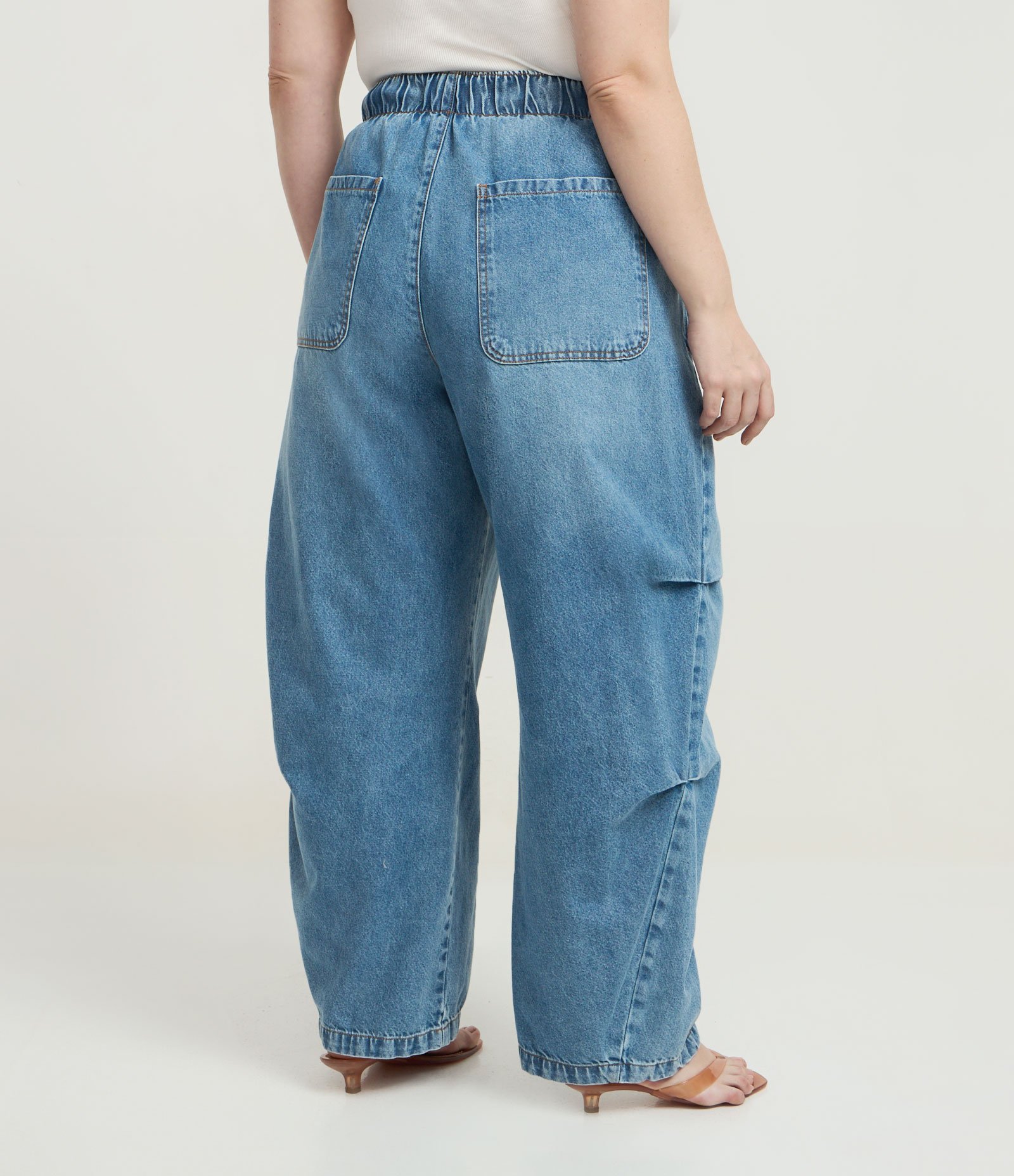 Calça Barrel em Jeans com Pregas e Recortes Curve & Plus Size Médio 4