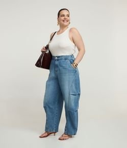 Calça Barrel em Jeans com Pregas e Recortes Curve & Plus Size