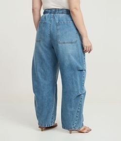 Calça Barrel em Jeans com Pregas e Recortes Curve & Plus Size