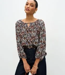 Blusa Regular em Sarja com Decote V e Estampa Floral