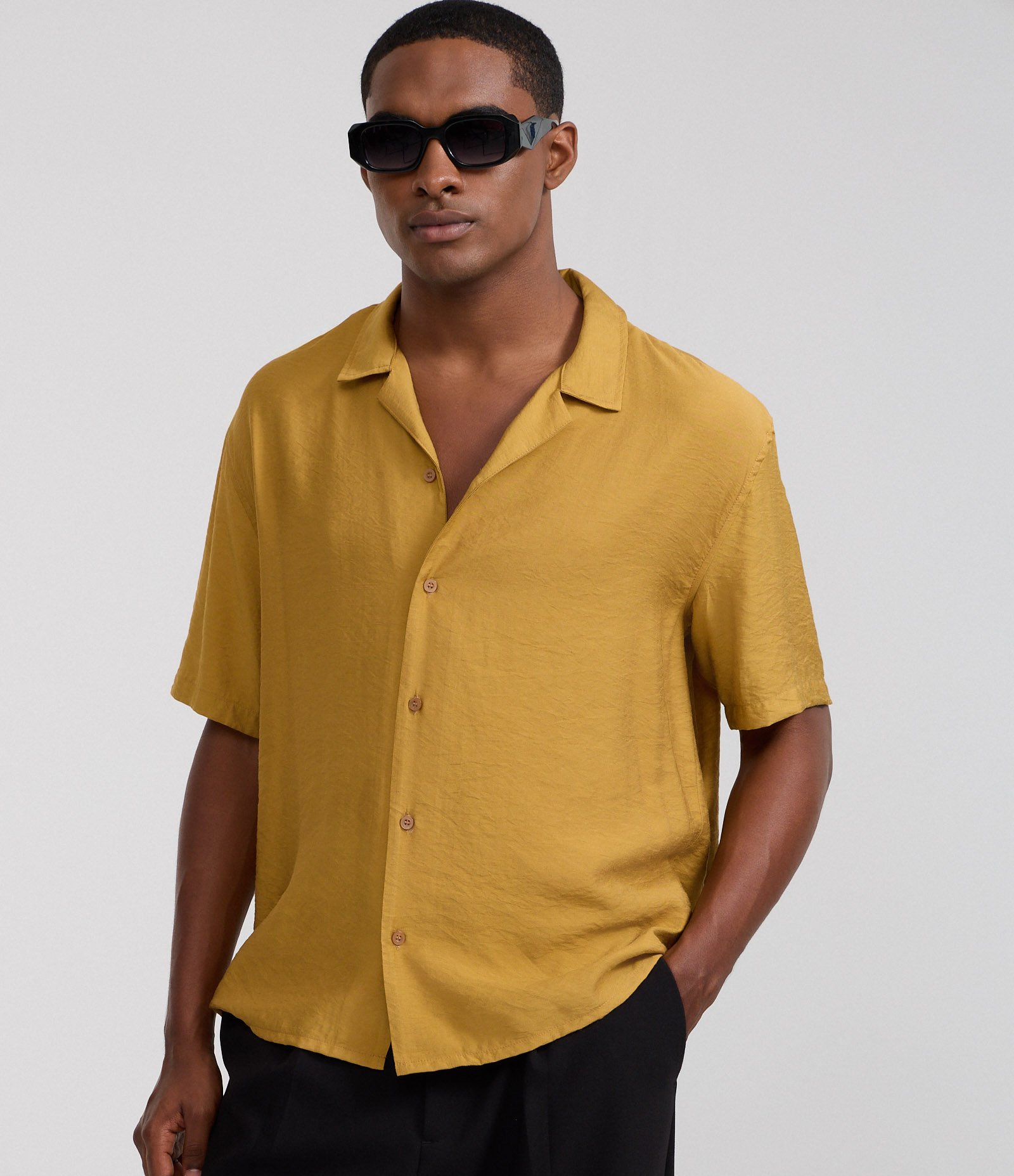 Camisa Boxy em Viscose Texturizado e Gola Bowling Amarelo 1