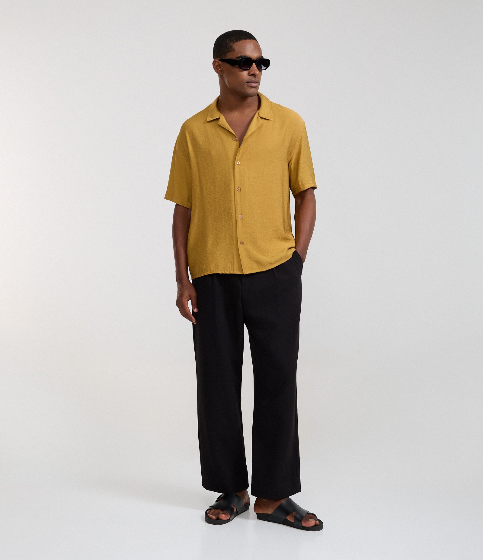 Camisa Boxy em Viscose Texturizado e Gola Bowling Amarelo 2
