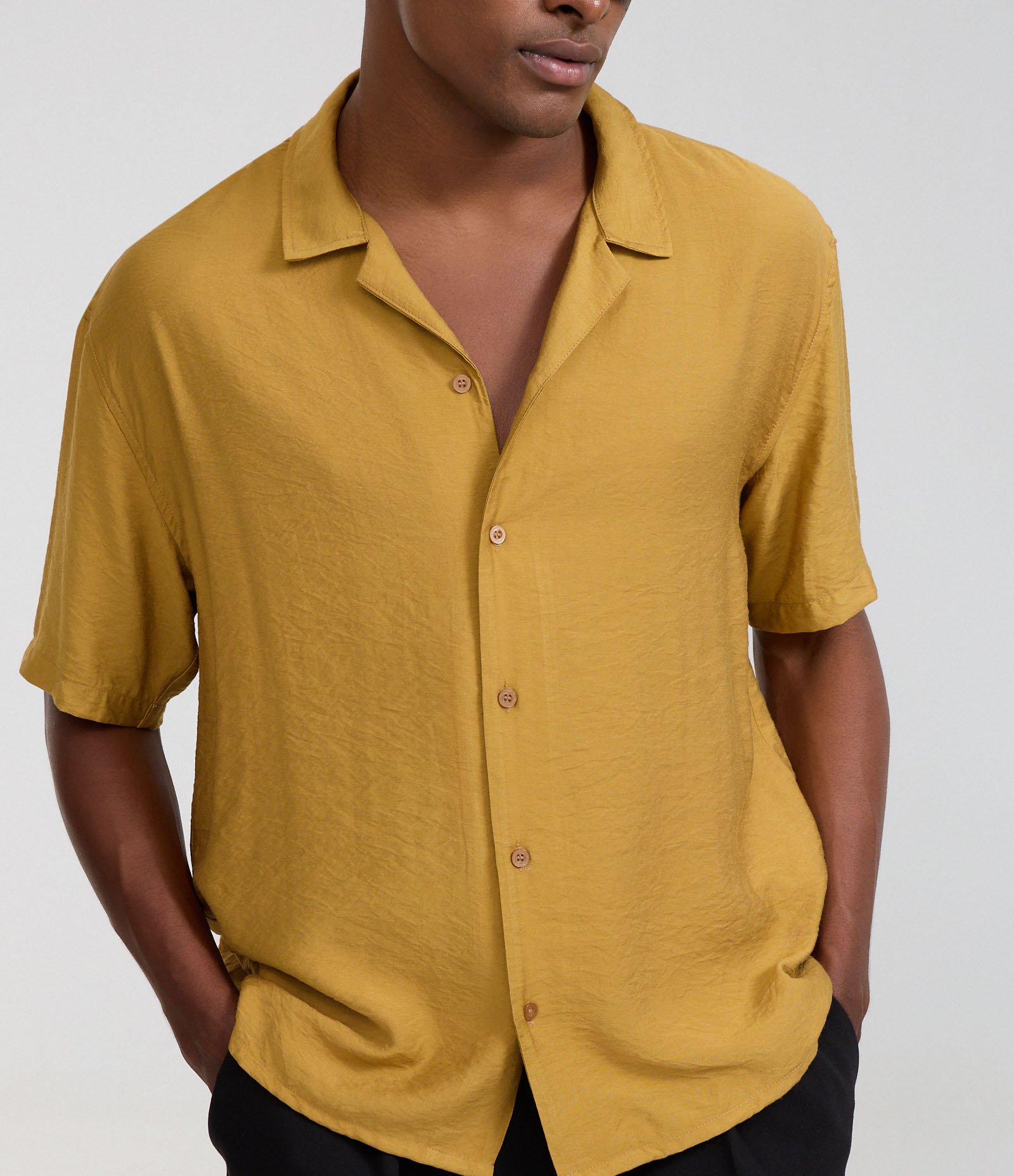 Camisa Boxy em Viscose Texturizado e Gola Bowling Amarelo 3