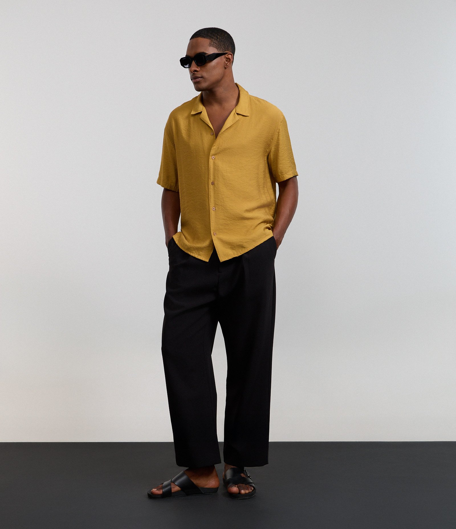 Camisa Boxy em Viscose Texturizado e Gola Bowling Amarelo 4